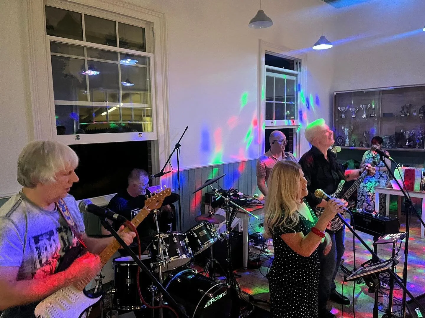 A fabulous party at a different park! We had a fantastic evening playing to the superb party guests - they certainly brought their dancing A-games!!! 

#BoughtAndSold 

🎸🎤🎸🥁🎸