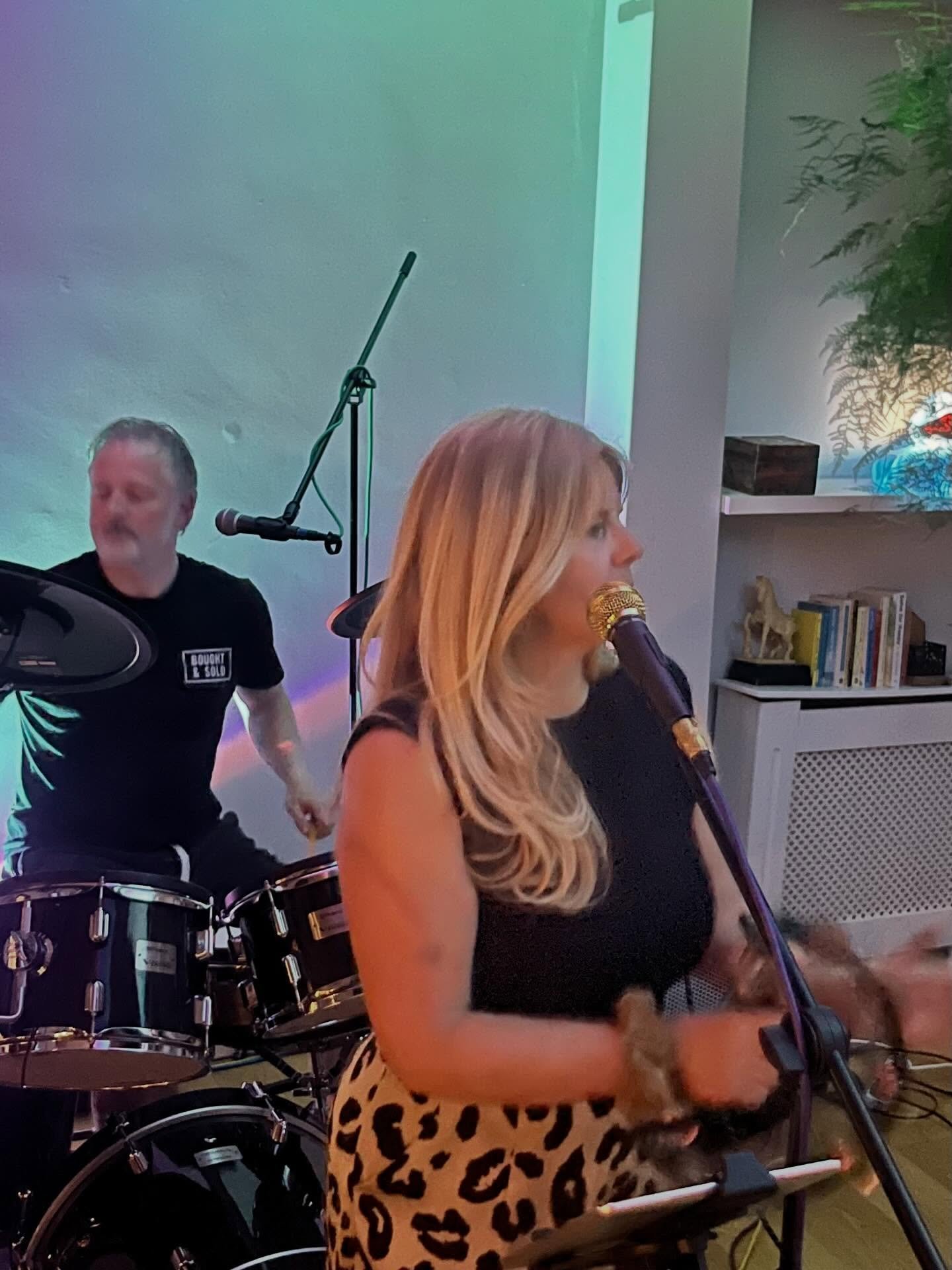 &ldquo;There ain&rsquo;t no party like the party going on in my house! &ldquo;

🎸🎤🎸🥁🎸
#BoughtAndSold #LiveMusic #LoveMusic