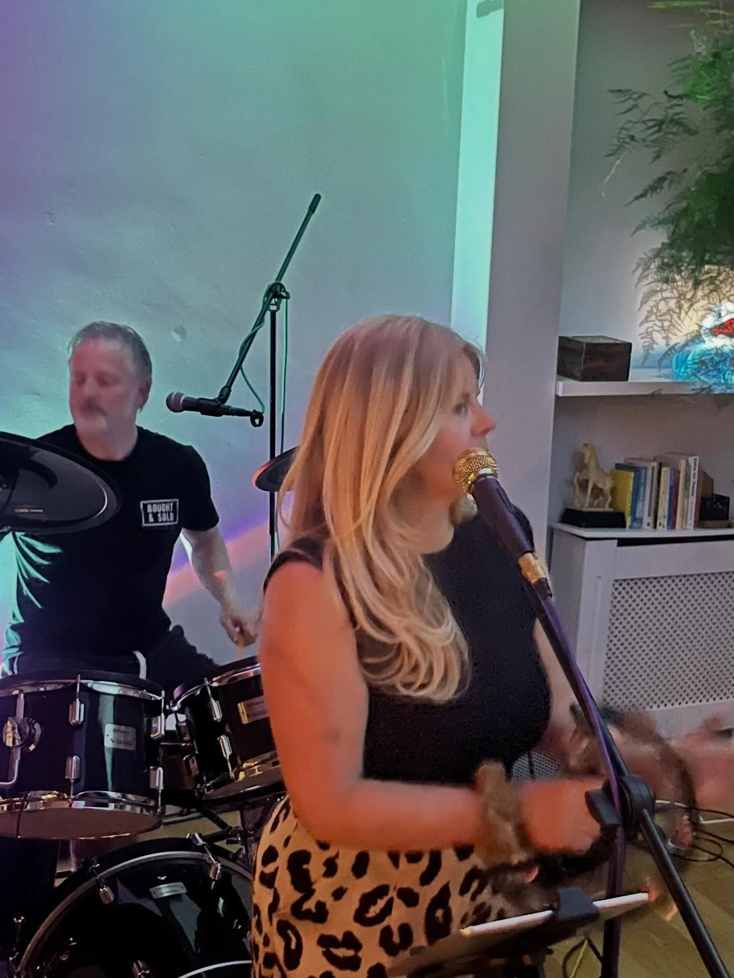 &ldquo;There ain&rsquo;t no party like the party going on in my house! &ldquo;

🎸🎤🎸🥁🎸
#BoughtAndSold #LiveMusic #LoveMusic