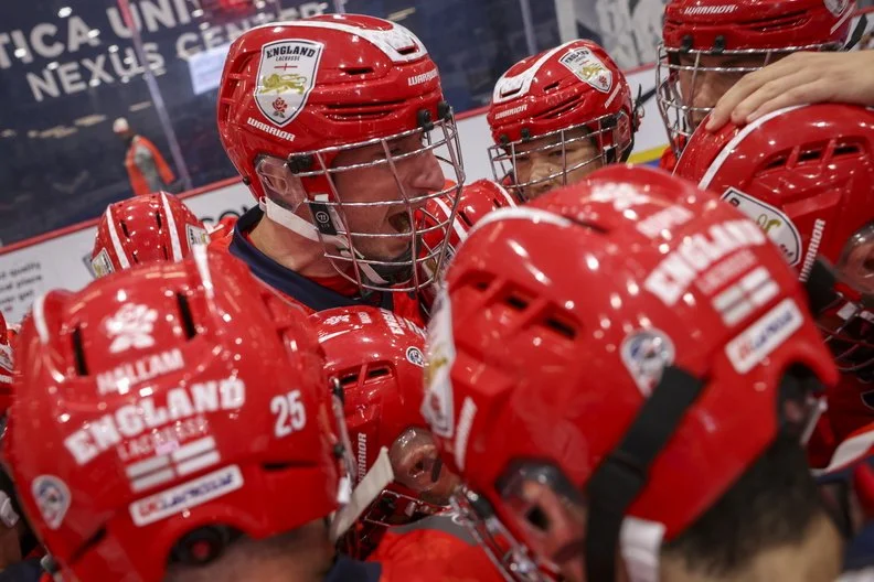 Roche and his team mates shout in huddle at 2024 World Championship