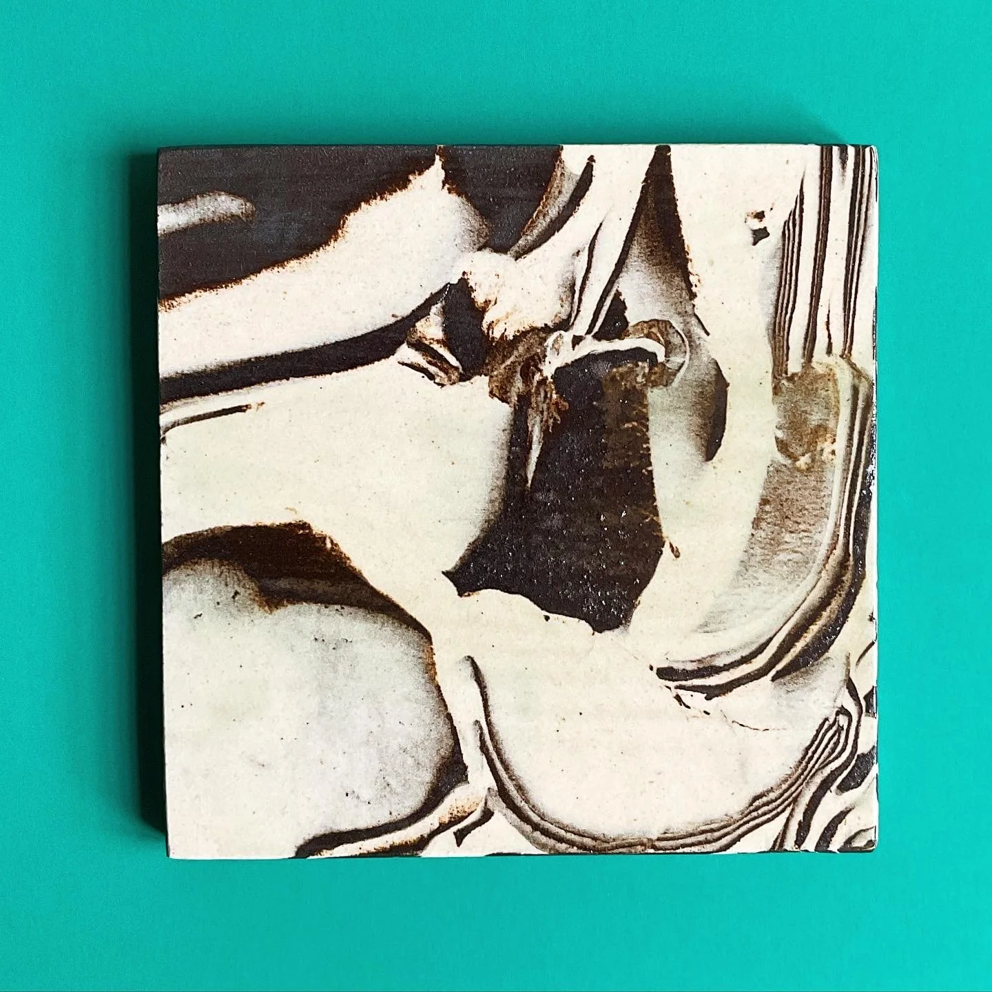 Carreau en ceramique, en terres mêlées, création unique