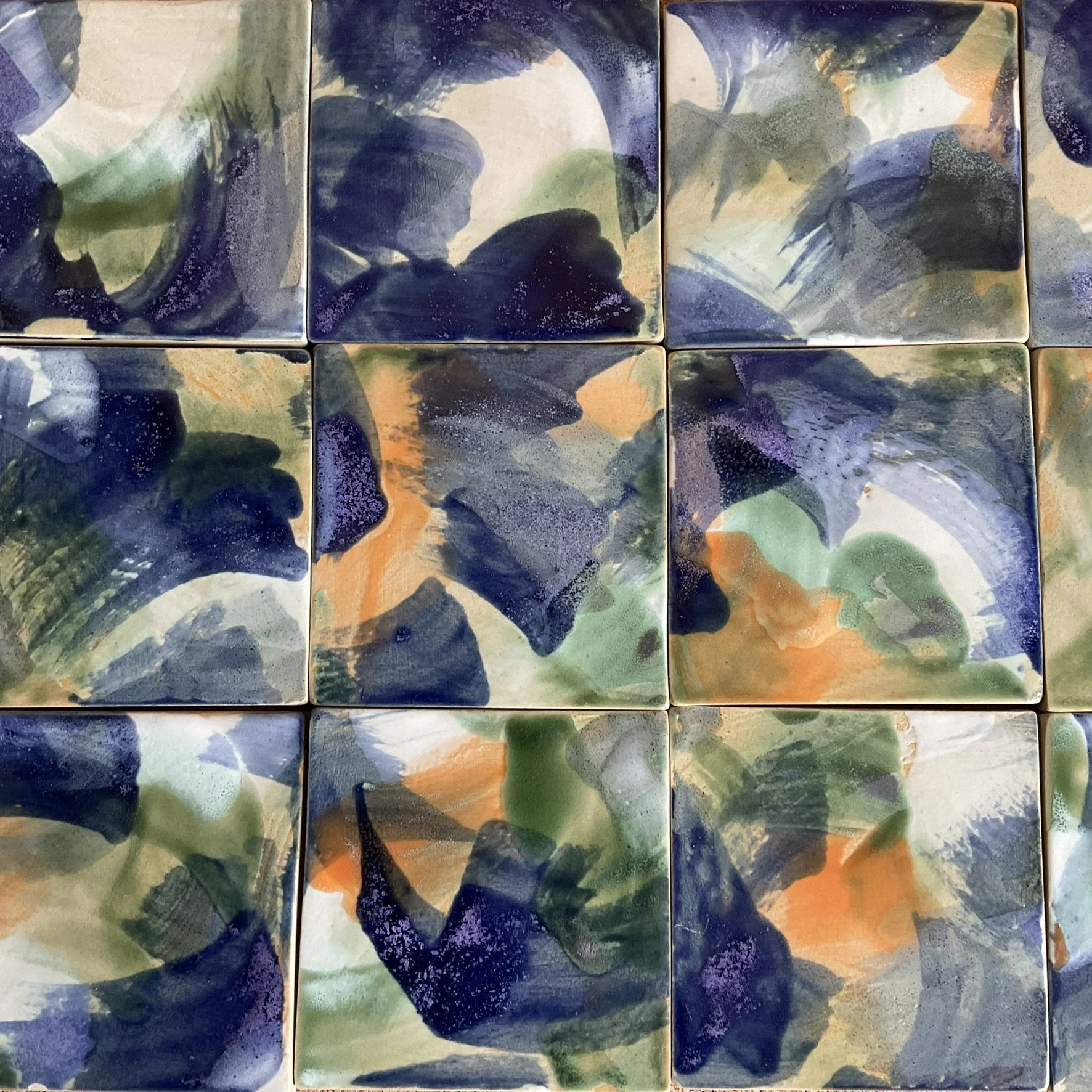 Neuf carreaux de mosaïque avec un motif abstrait en couleurs vert, bleu, orange, beige et violet.