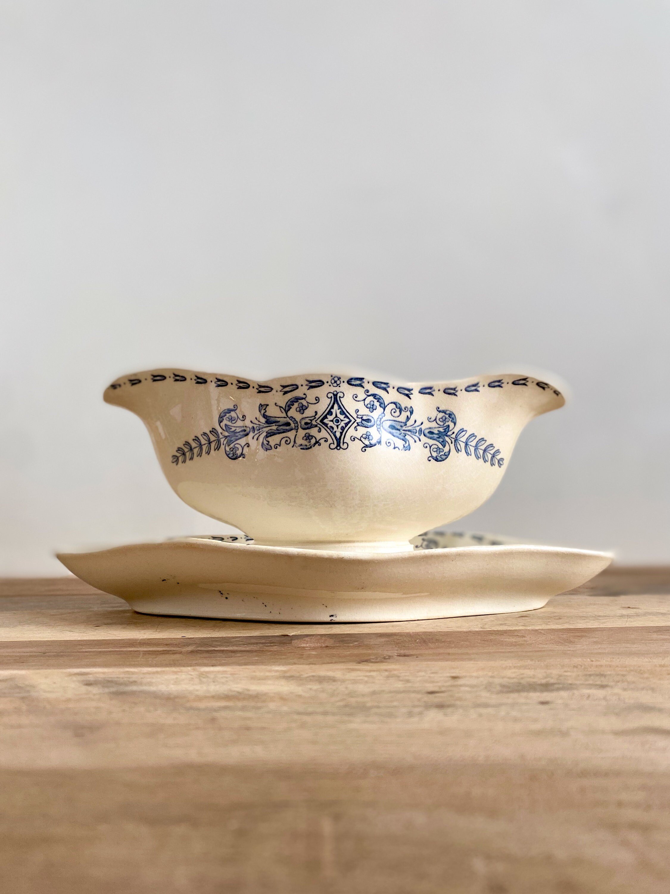 French antique ironstone gravy boat with blue floral transferware pattern with attached plate, Longchamp, 1900s, Maison 108 Vintage, Terre de fer