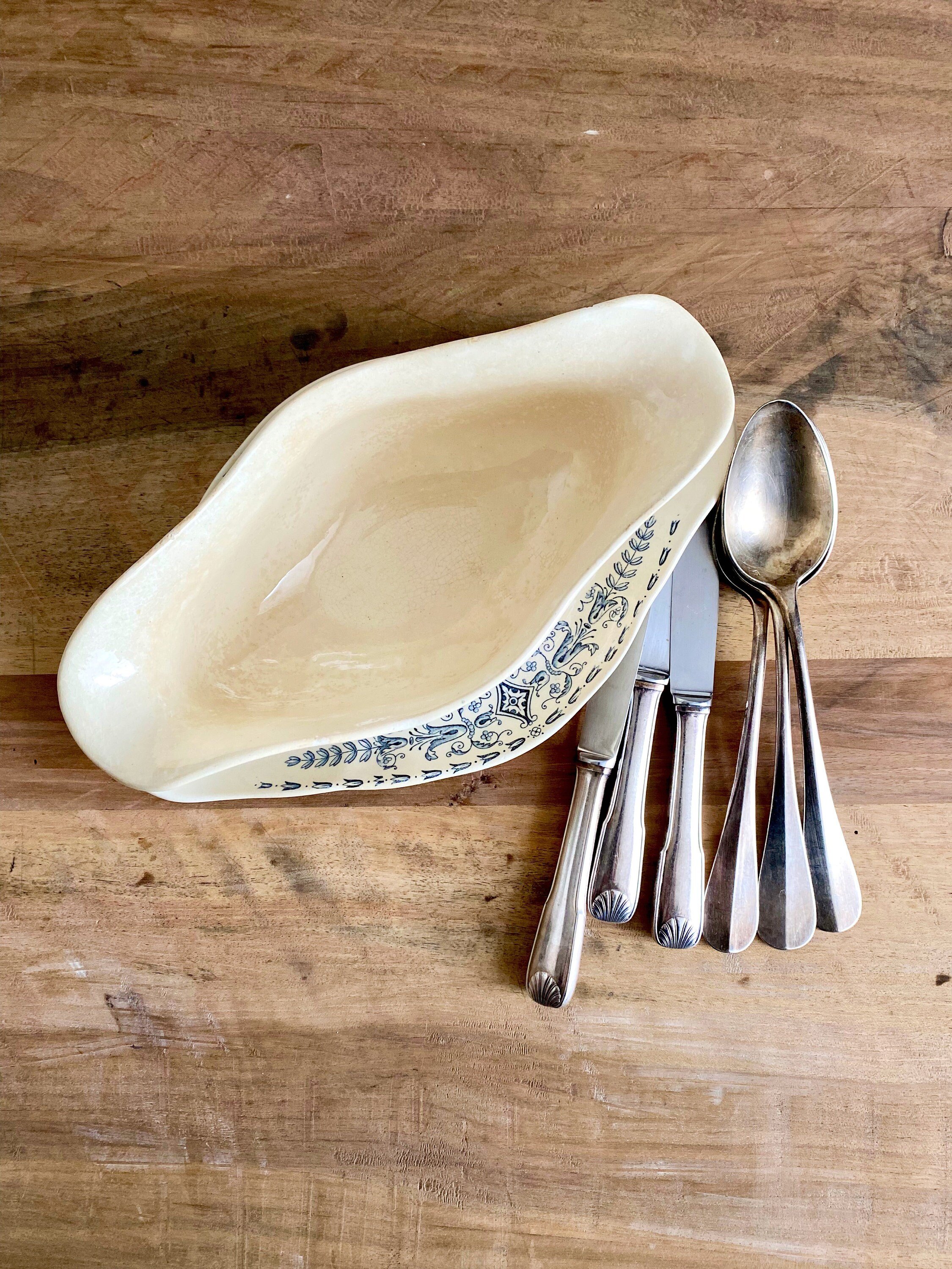 French antique ironstone gravy boat with blue floral transferware pattern with attached plate, Longchamp, 1900s, Maison 108 Vintage, Terre de fer