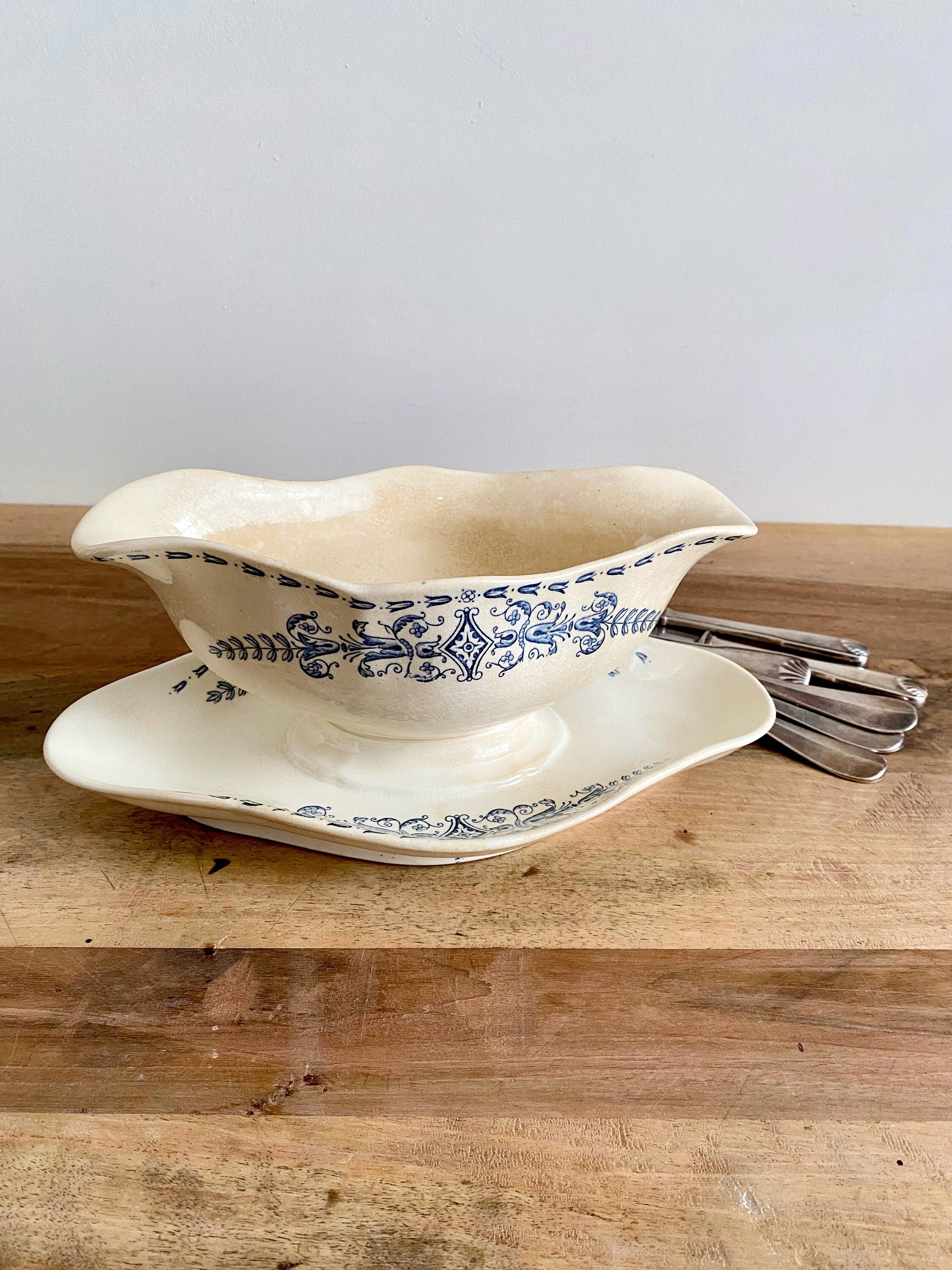 French antique ironstone gravy boat with blue floral transferware pattern with attached plate, Longchamp, 1900s, Maison 108 Vintage, Terre de fer
