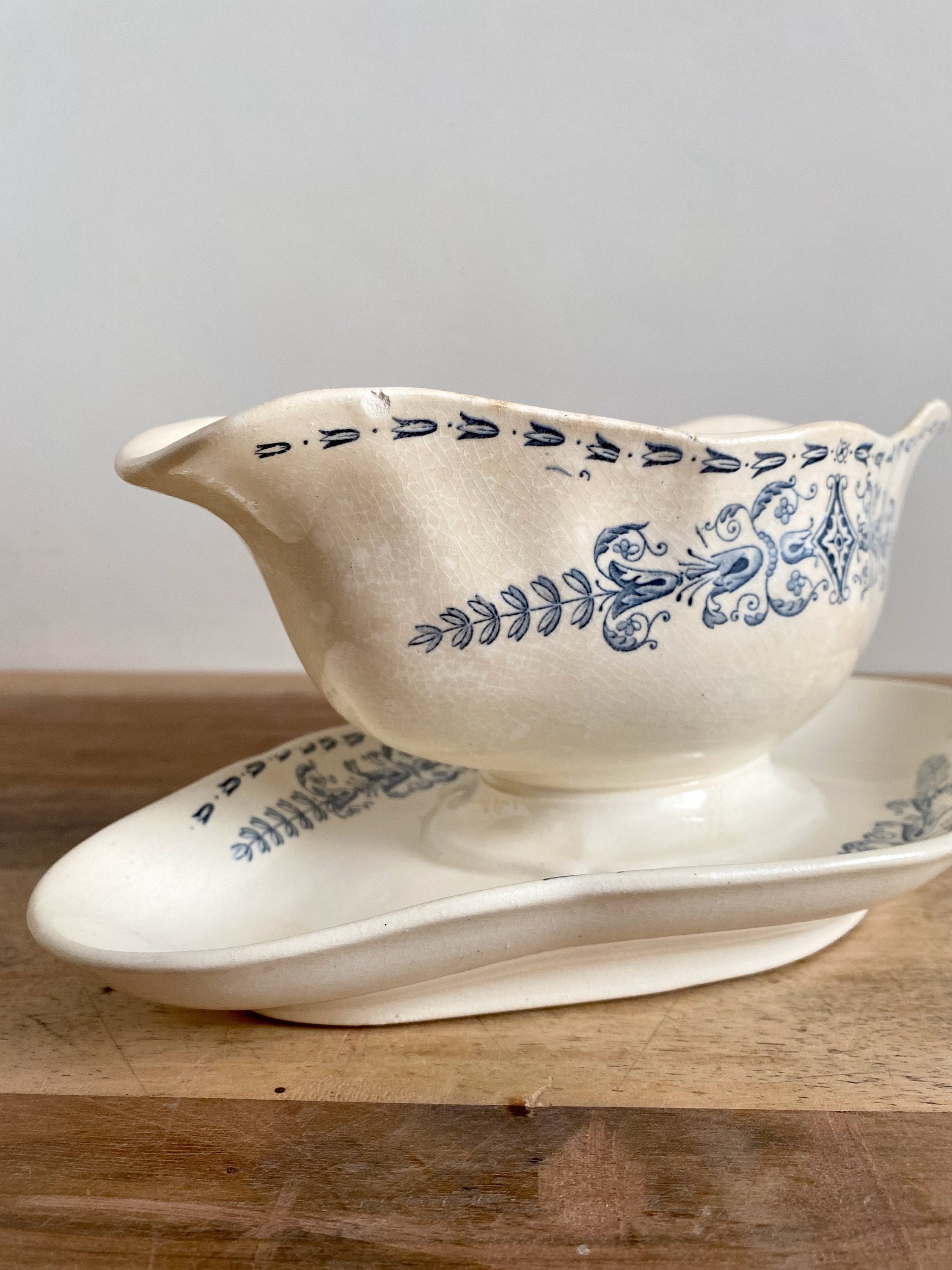 French antique ironstone gravy boat with blue floral transferware pattern with attached plate, Longchamp, 1900s, Maison 108 Vintage, Terre de fer
