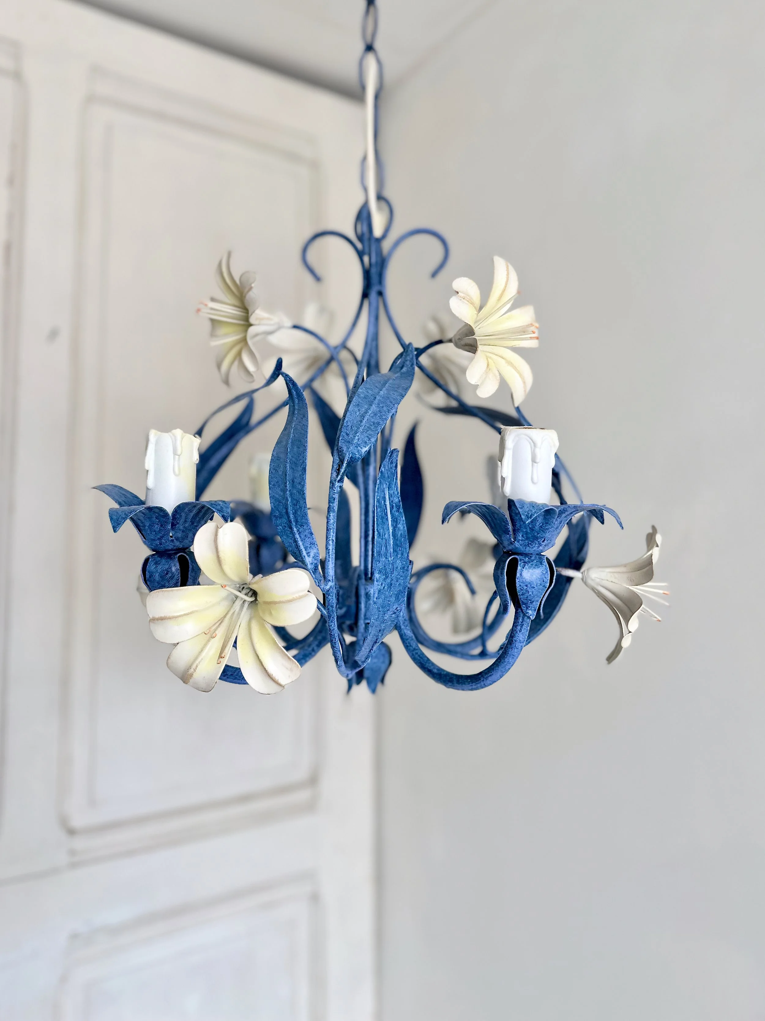 Florentine Tôle Lily Chandelier