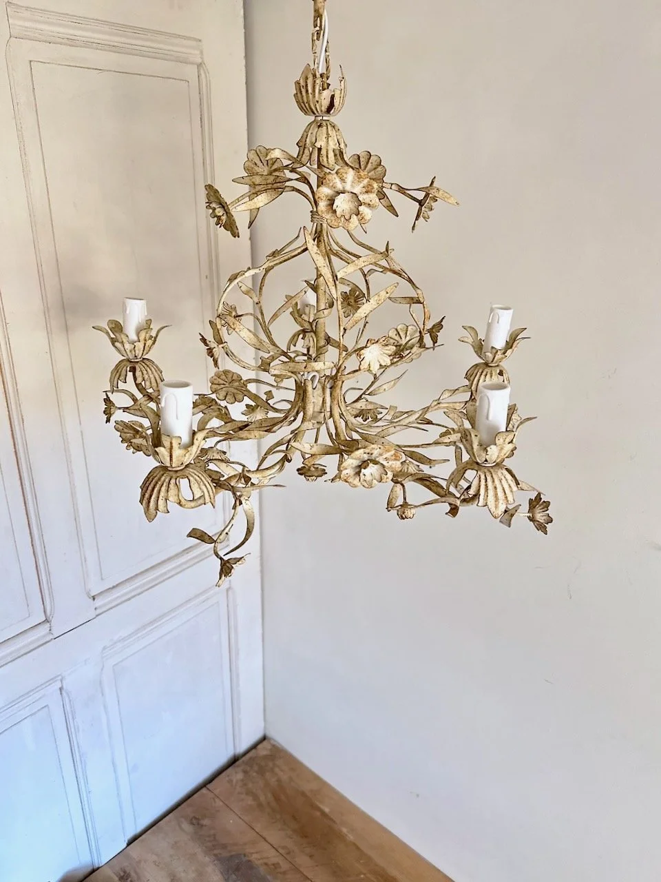 Full view of vintage Italian floral tole five-light chandelier with cream painted metal flowers, leaves and open-cage frame..jpeg