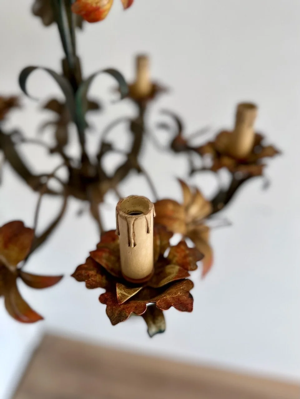 Original wooden candle socket housing. 1940s-50s Italian polychrome tole chandelier IMG_6573.jpeg