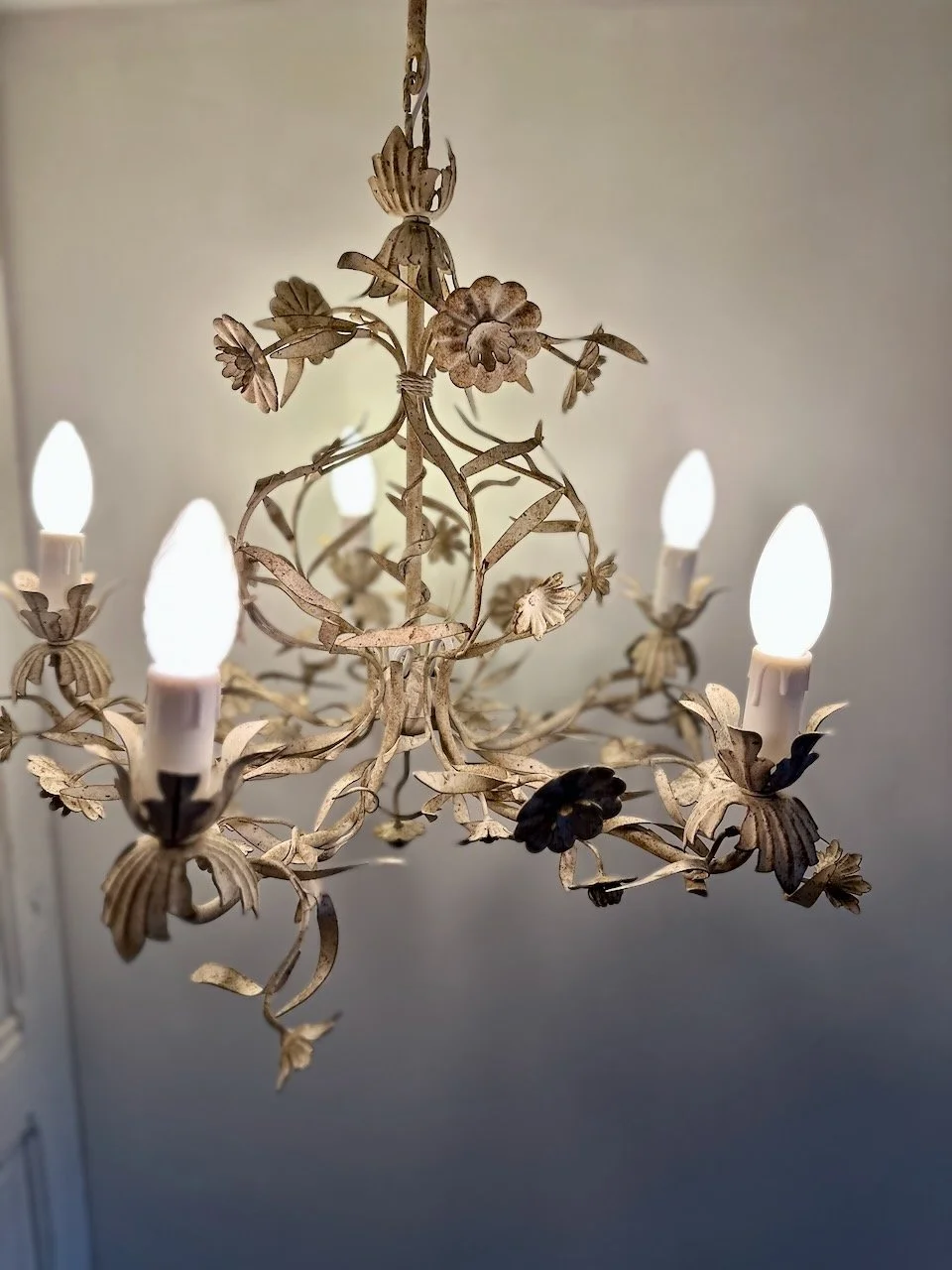 Illuminated vintage Italian floral tole chandelier with five candle lights, cream painted metal foliage and Florentine design.jpeg
