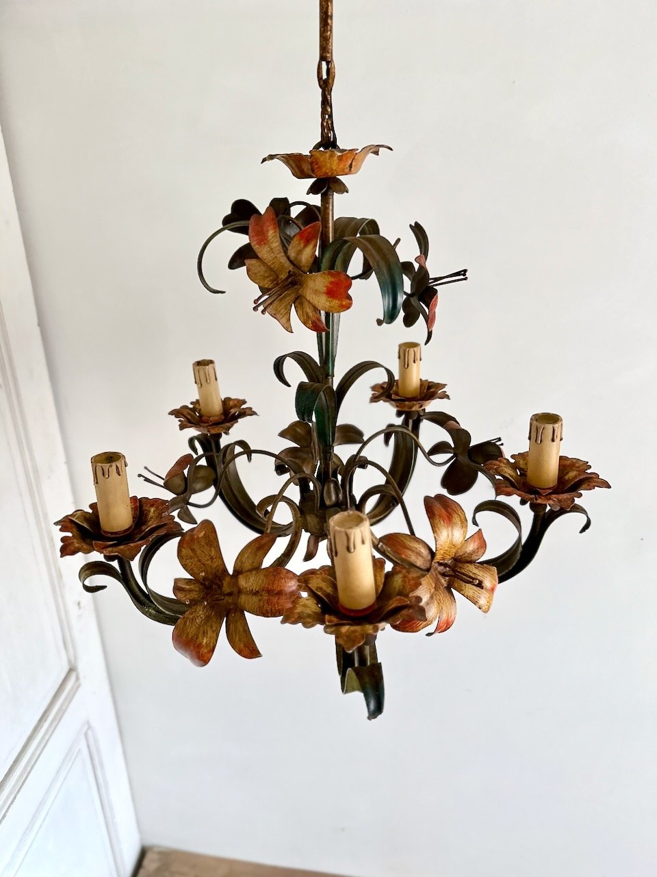Vintage Italian Florentine flower chandelier in hand-painted polychrome tole iron, circa 1950s IMG_6577.jpeg
