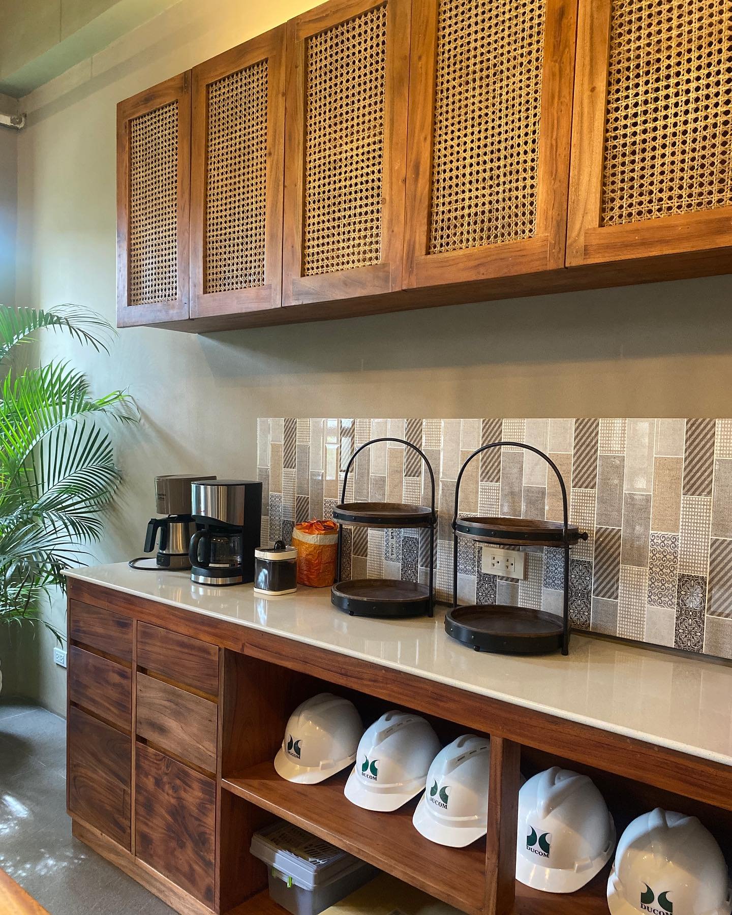 An espresso look to this cozy office pantry. Perfect for those much-needed coffee breaks ☕️