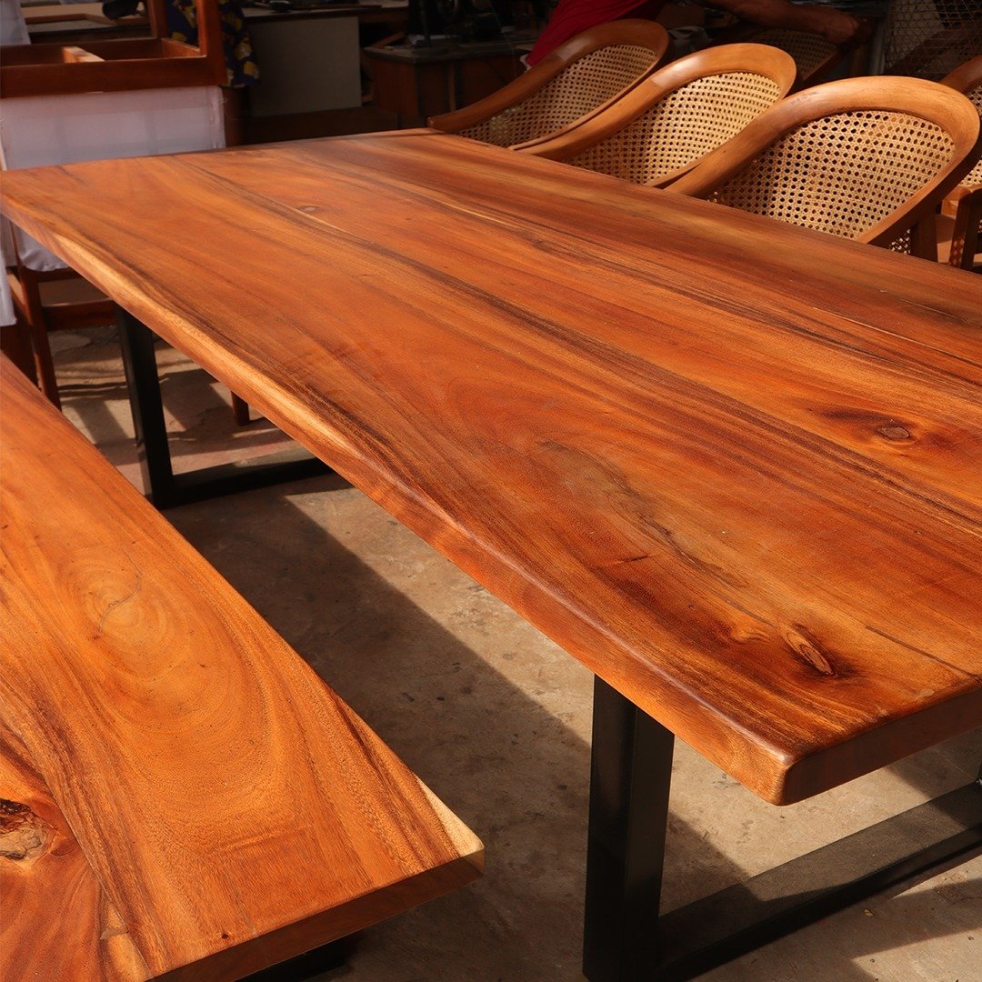 Dine in style with the natural beauty of this acacia wood table. The perfect centerpiece for unforgettable meals and moments. 🍽️