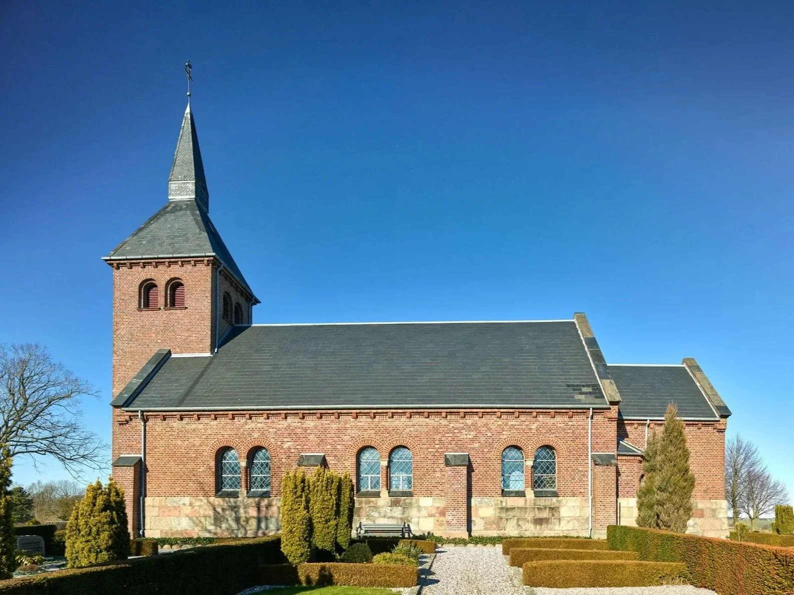 Karlby Kirke