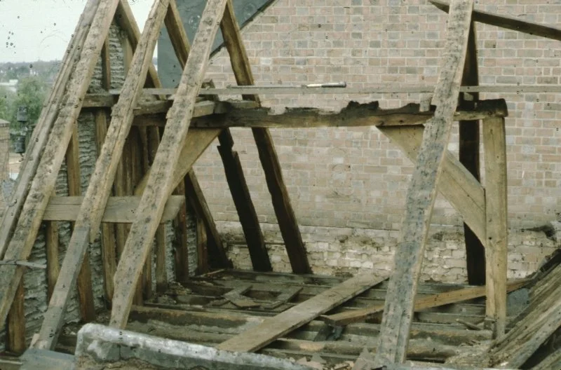 exposed roof timbers and crown post