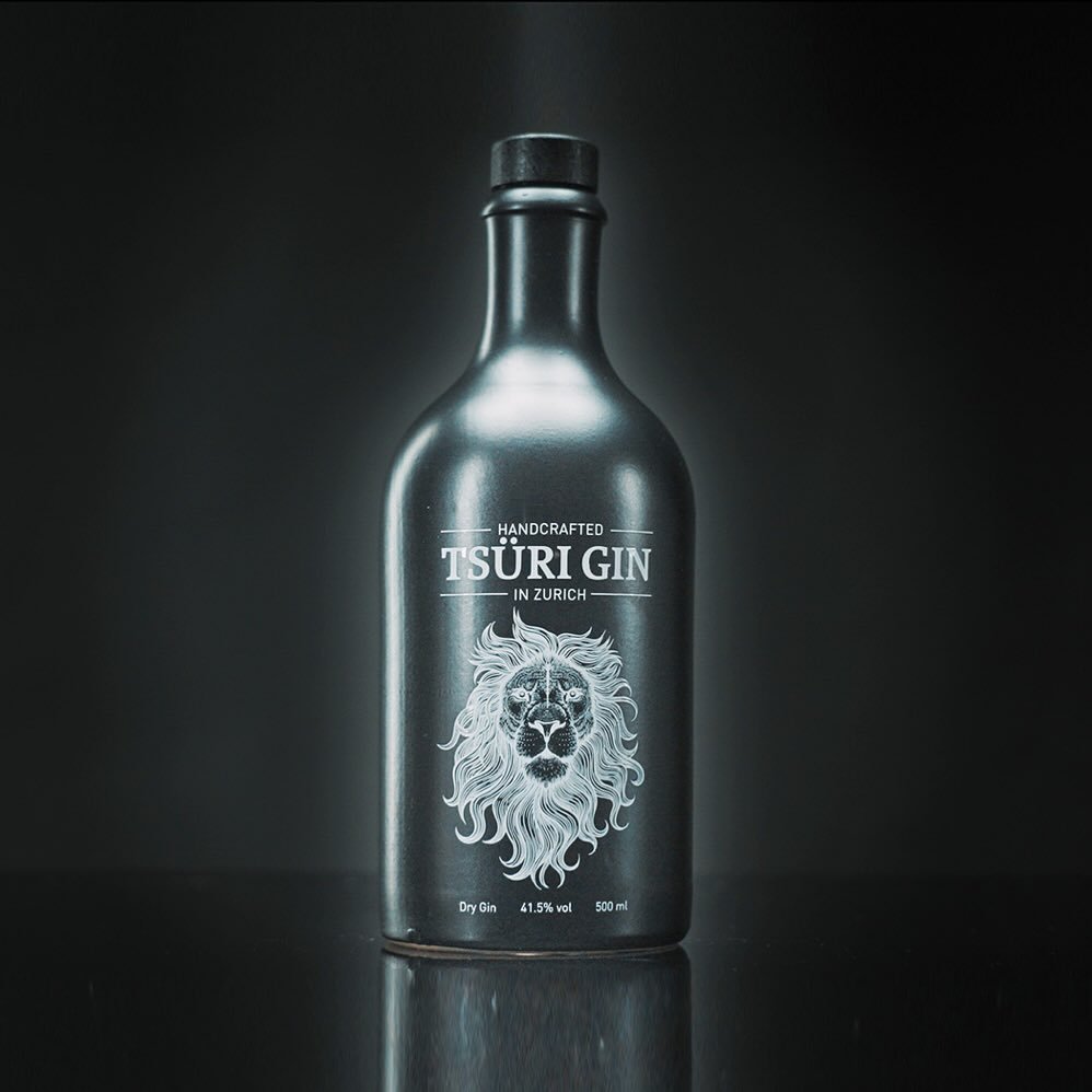 Ein Gin aus Z&uuml;ri, f&uuml;r Z&uuml;ri.
Oder eben: Ts&uuml;ri. Hergestellt im Herzen der Limmatstadt durch die @turicum_distillery und verfeinert mit den Aromen unserer Signature Zutaten: Ananas, Chili und Pfeffer. Mit Leidenschaft und dem Anspruc
