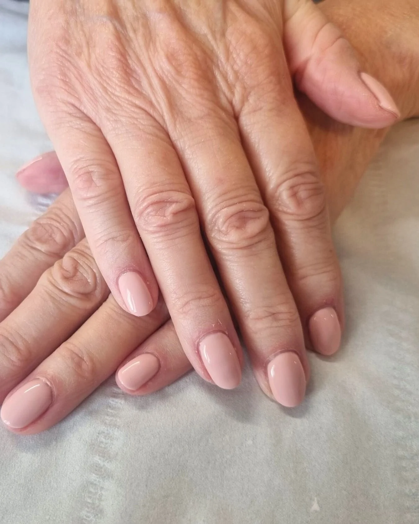 We do love a neutral 🤍 
A gel manicure that lasts beautifully - giving that clean, minimal look we’ll never get tired of.✨