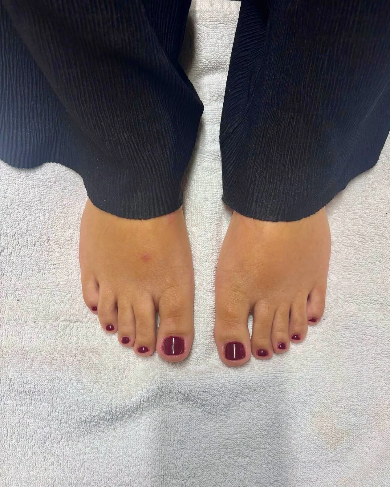 How gorgeous is this shade? The perfect pedicure colour for autumn. 🍁