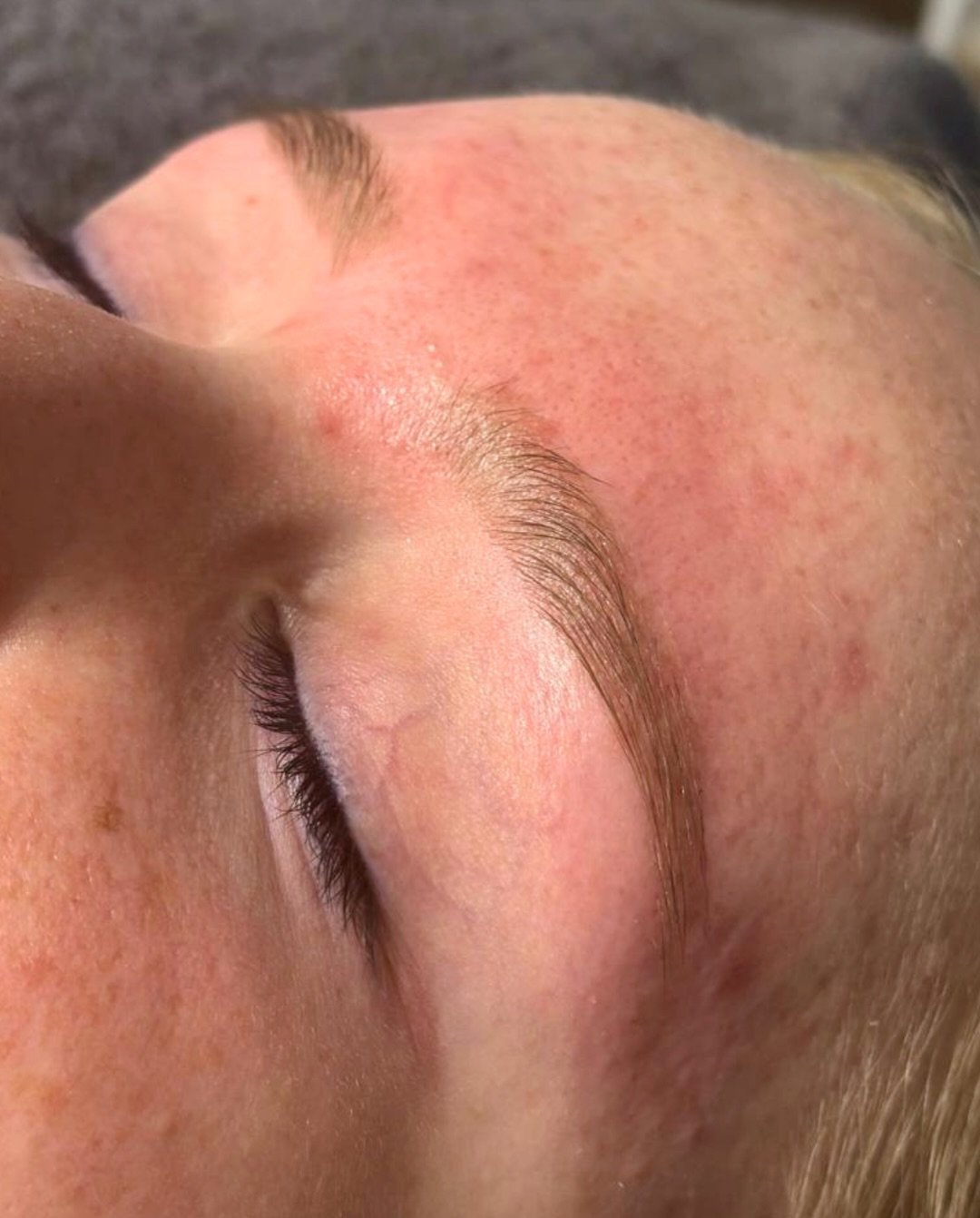 Fresh brows, softly defined🤍

Eyebrow shape &amp; tint by @jessclemo05 

Book in at accentonbeauty.co.uk