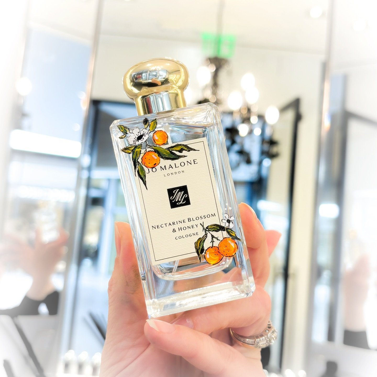 CITRUS is in SEASON 🍊🥂 
A lot of Orange on this feed lately - purely by coincidence. But it&rsquo;s a happy coincidence because this little hand painted bottle is radiating joy. This time of year a lot of focus is on &ldquo;holiday&rdquo; designs &