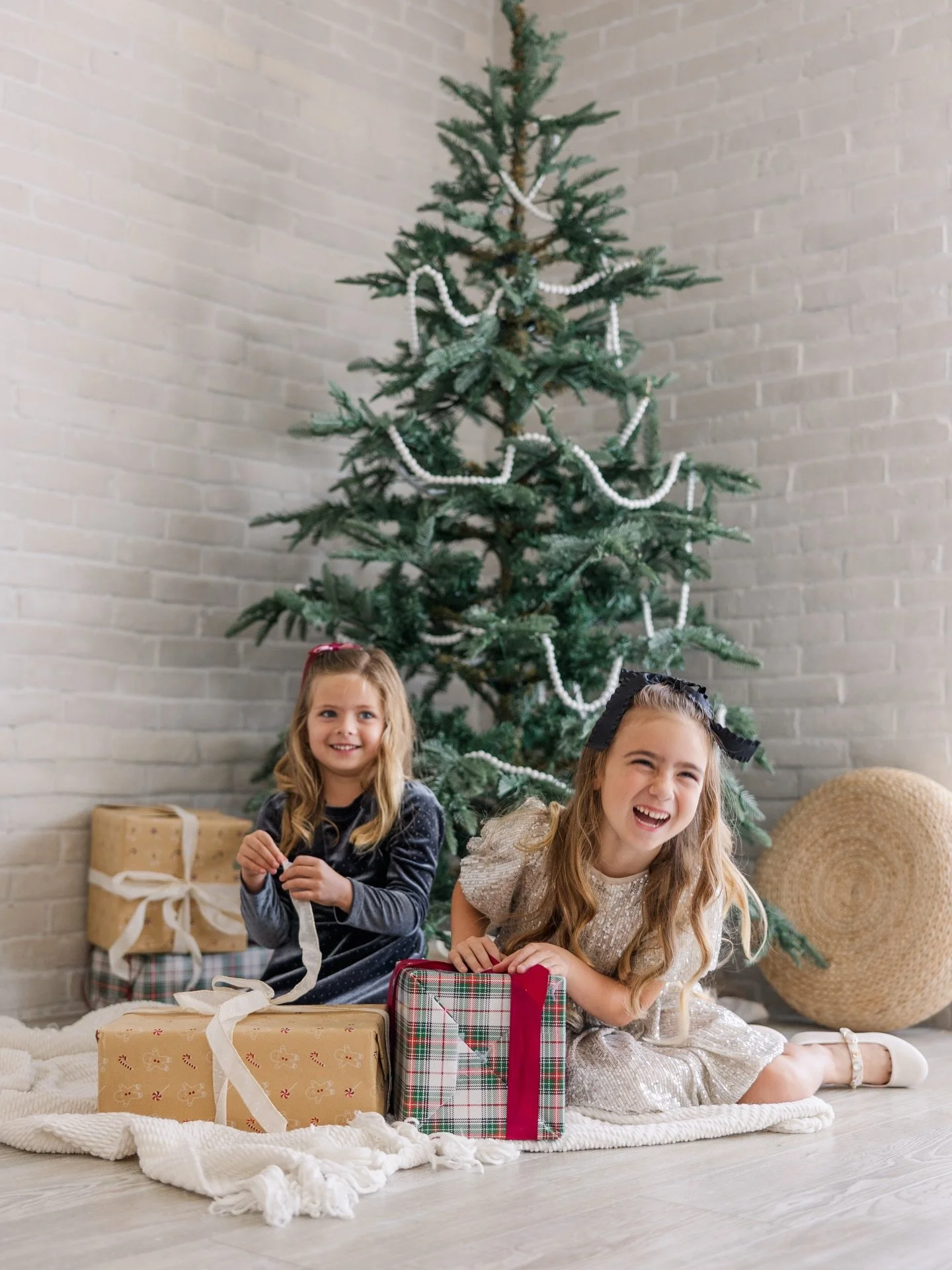 Obsessed with these sweet sisters. 👯&zwj;♀️ ✨