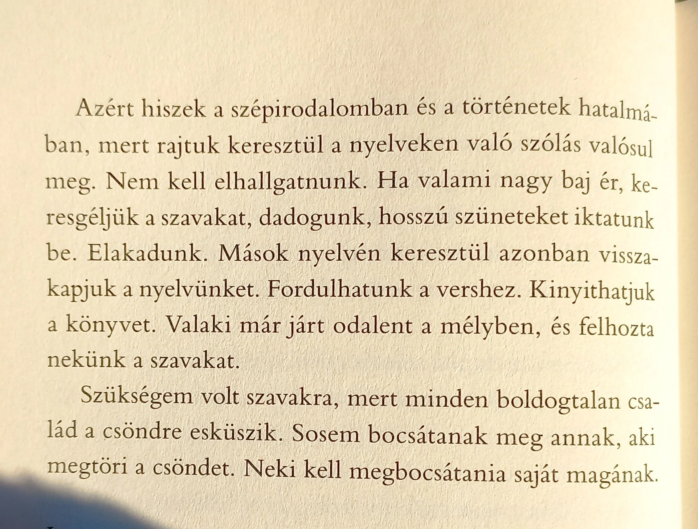 Részlet Jeanette Winterson Miért lennél boldog, ha lehetsz normális? című könyvéből, amely az irodalom és önismeret kapcsolatáról szól.