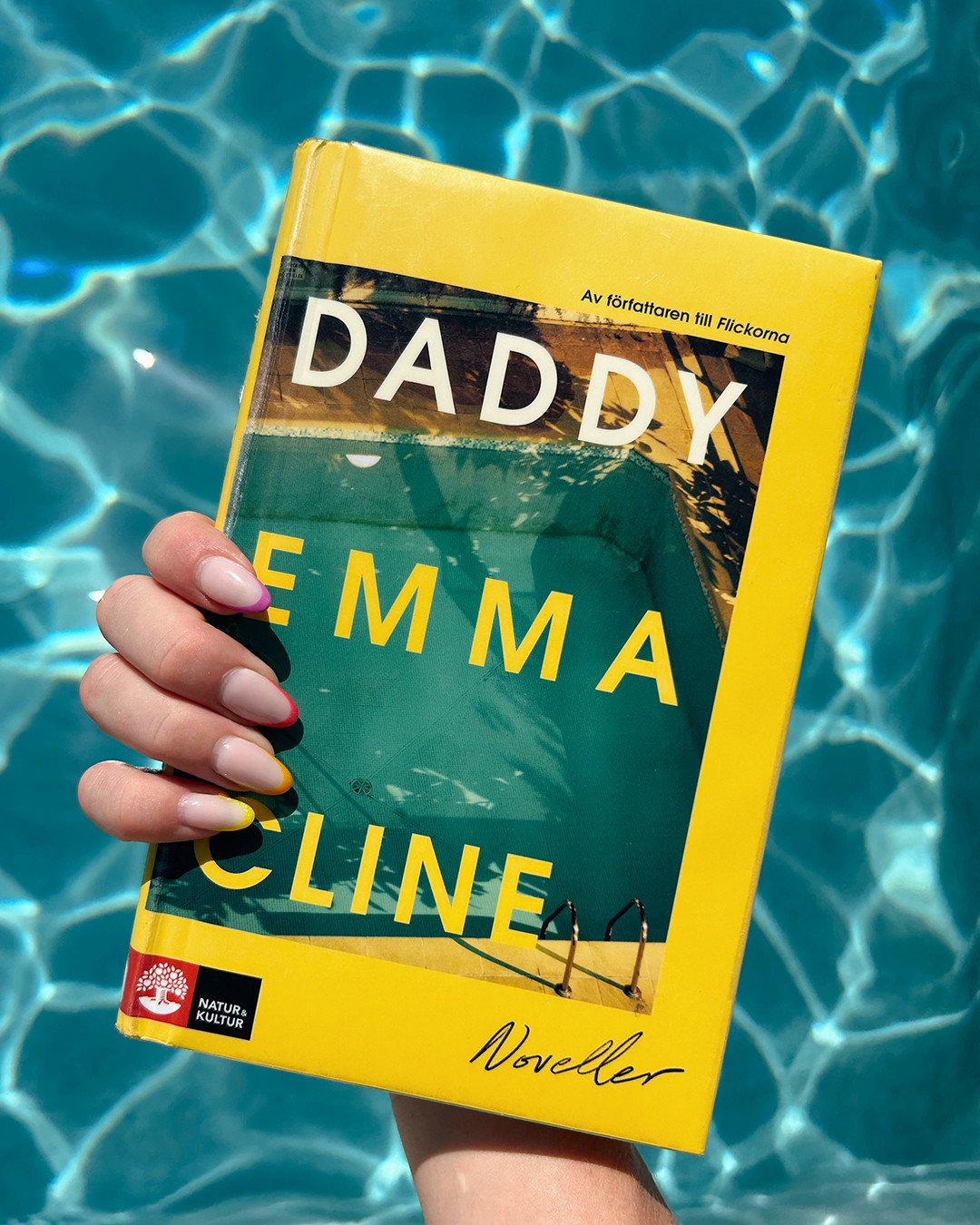 EMMA CLINE &ndash; DADDY⁠
⁠
Tycker Emma Cline &auml;r briljant. Flickorna var hypnotisk och &auml;lskade hur hon stramat &aring;t stilistiken och beh&aring;llit den psykologiska sk&auml;rpan i Harvey och G&auml;sten.⁠
⁠
Daddy (2020) &auml;r en novell