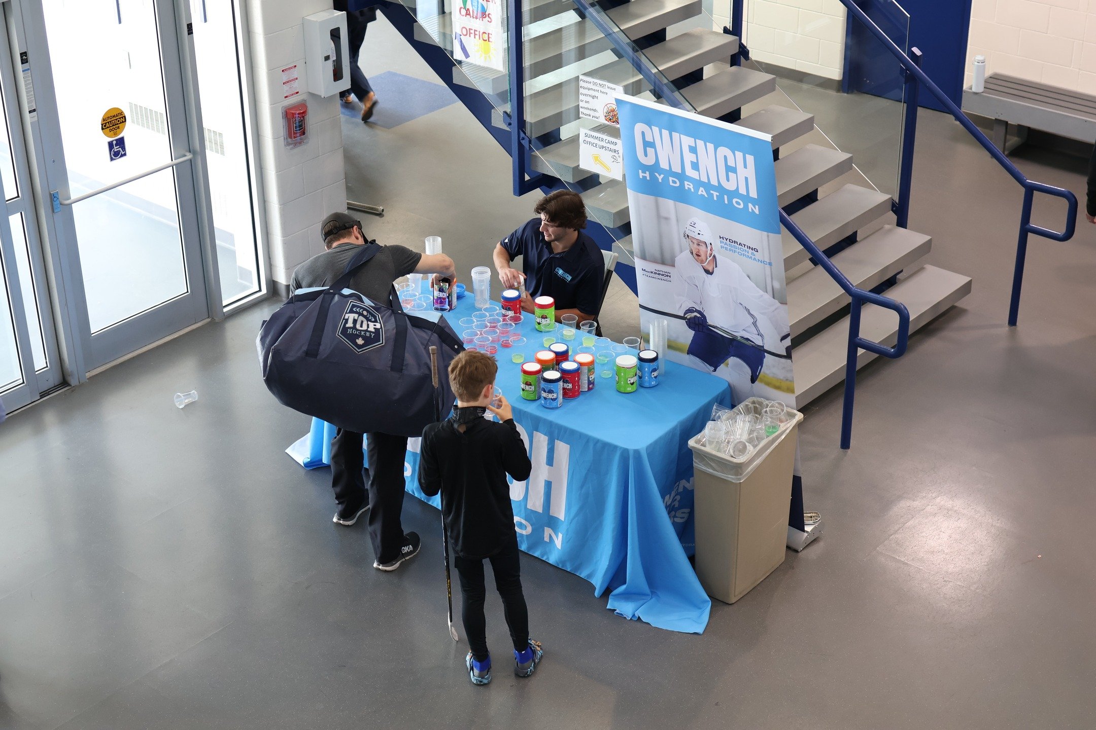 💦 Big thanks to our partners at @cwenchhydration for dropping by the TOP Hockey Fitting Night to hydrate the newest group of multi-sport athletes! 

Next season, CWENCH will be outfitting TOP Hockey players with team bottles, hydration packets, and 