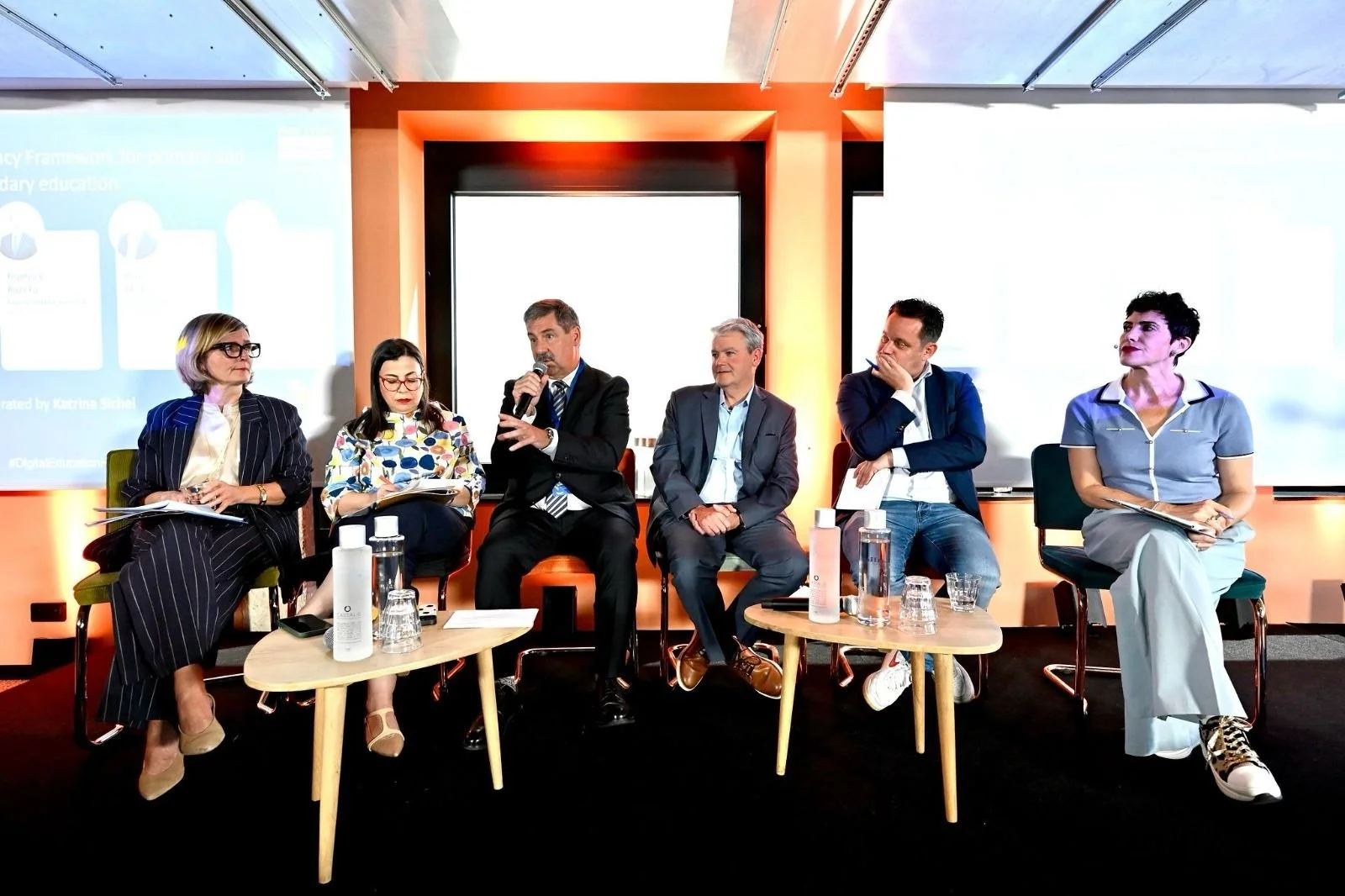 European Commission and OECD set 19 AI literacy competences for schools