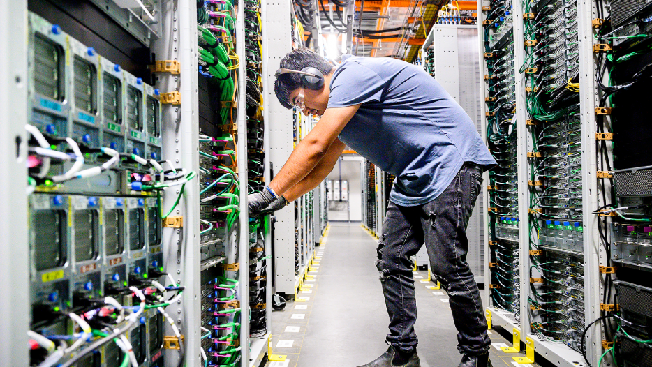 Amazon and Corning deal adds fiber optics training program in North Carolina