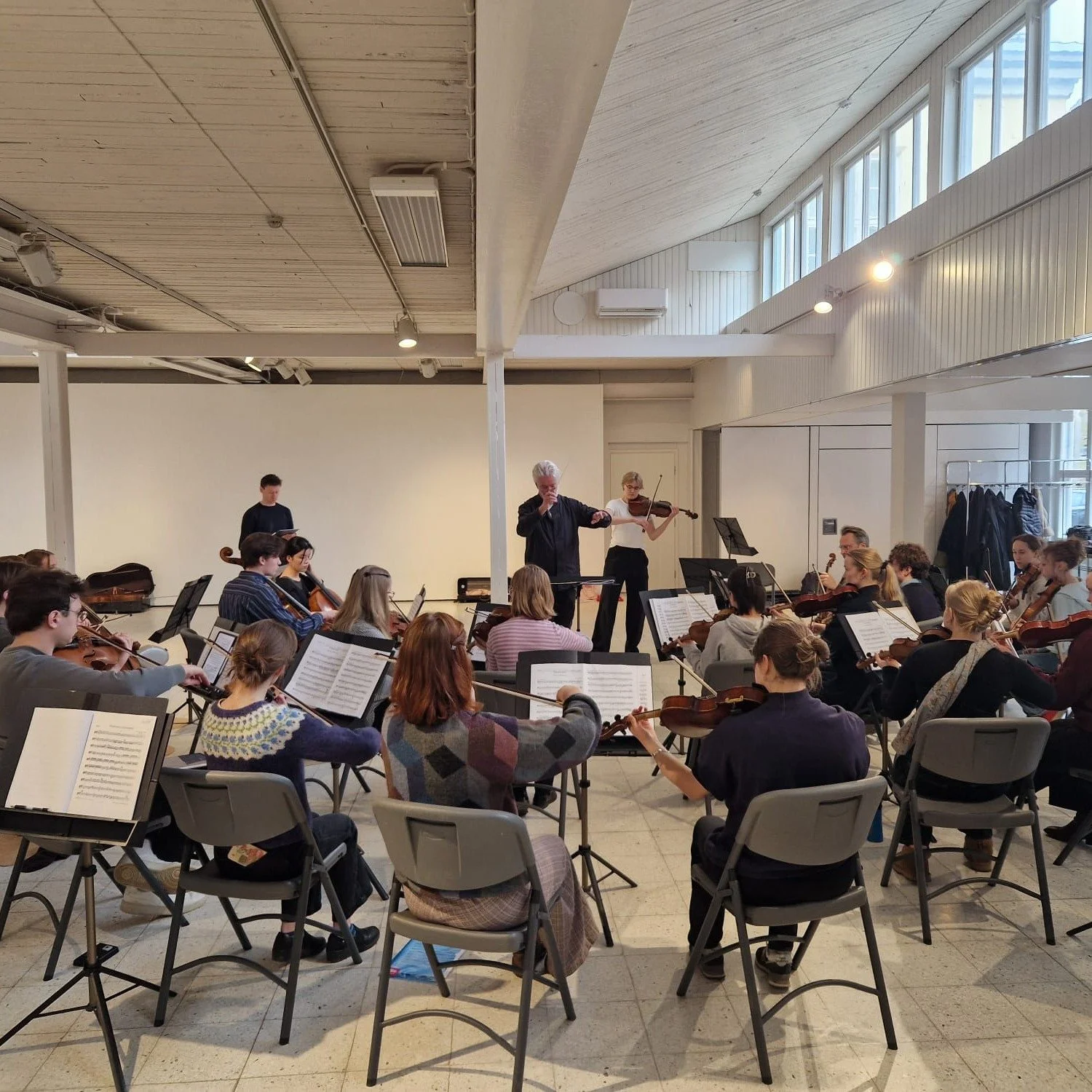 Thank you everyone who joined us for the opening concert of Easter Sessions yesterday! ✨🎻

Here is a sneak peek from Fiskars, where our artistic director Jukka-Pekka Saraste rehearses Paul Hindemith's Trauermusik with the talented soloist Martta Kun