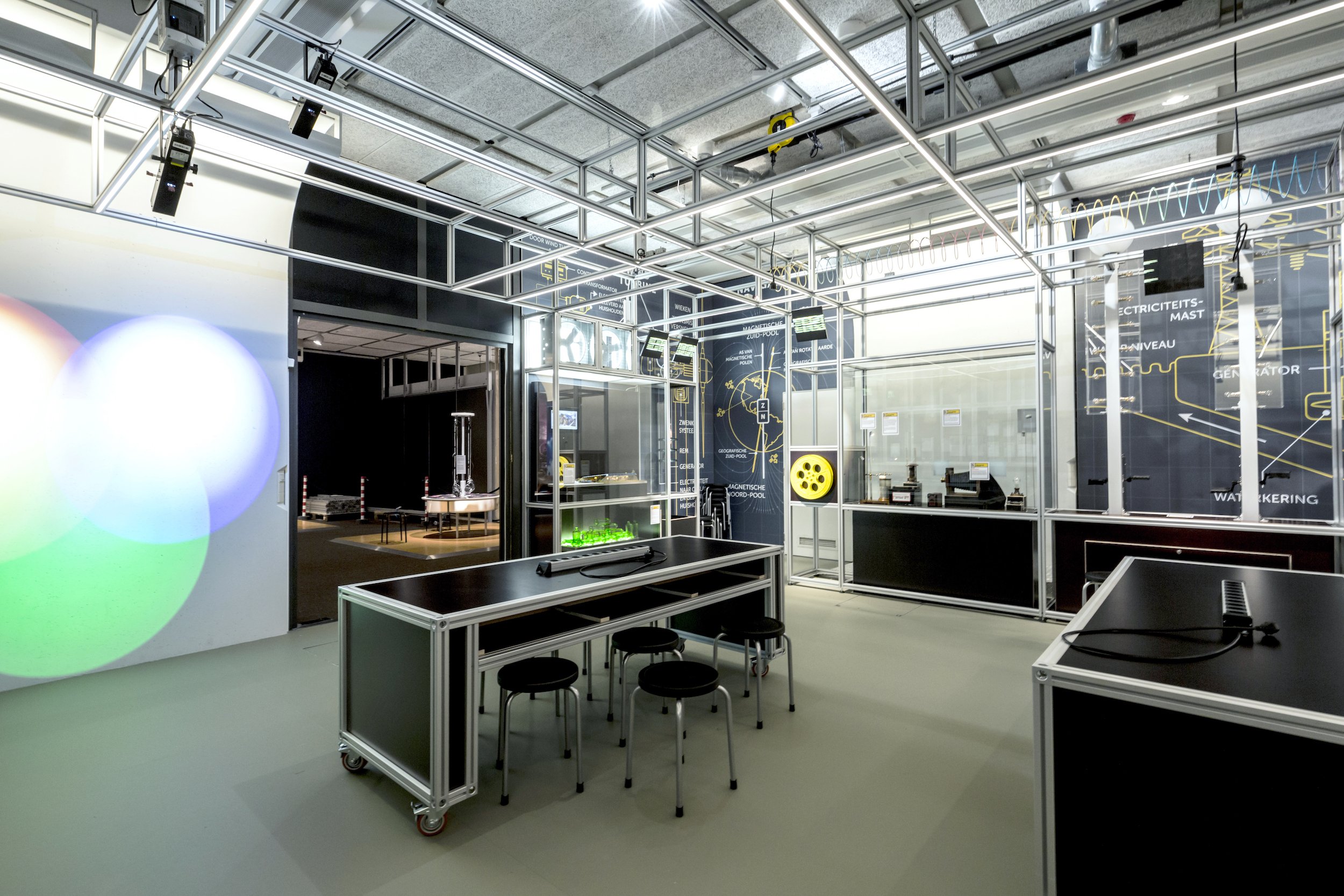 2021-Museon-Discoverlab (22 van 22)-workshop-mobile-tables-exhibition-design-designwolf.jpg