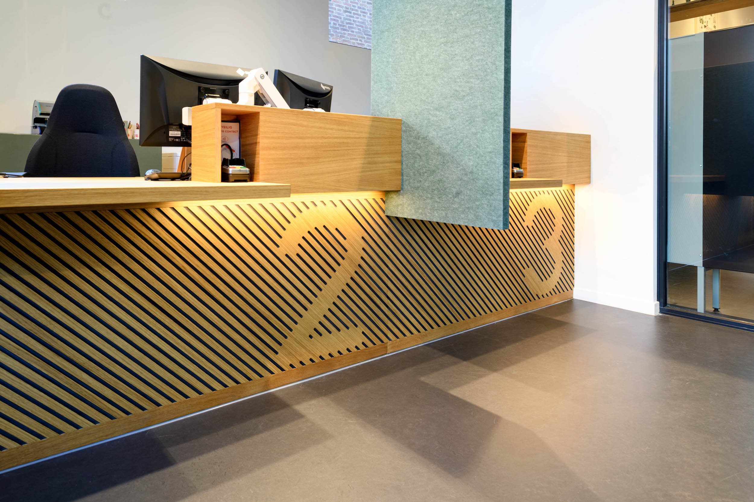 Raadhuis Schijndel_09-reception-desk-privacy-diagonal-wood-grain-oak-recycled-felt-town-hall-interior-spatial-design-designwolf.jpg