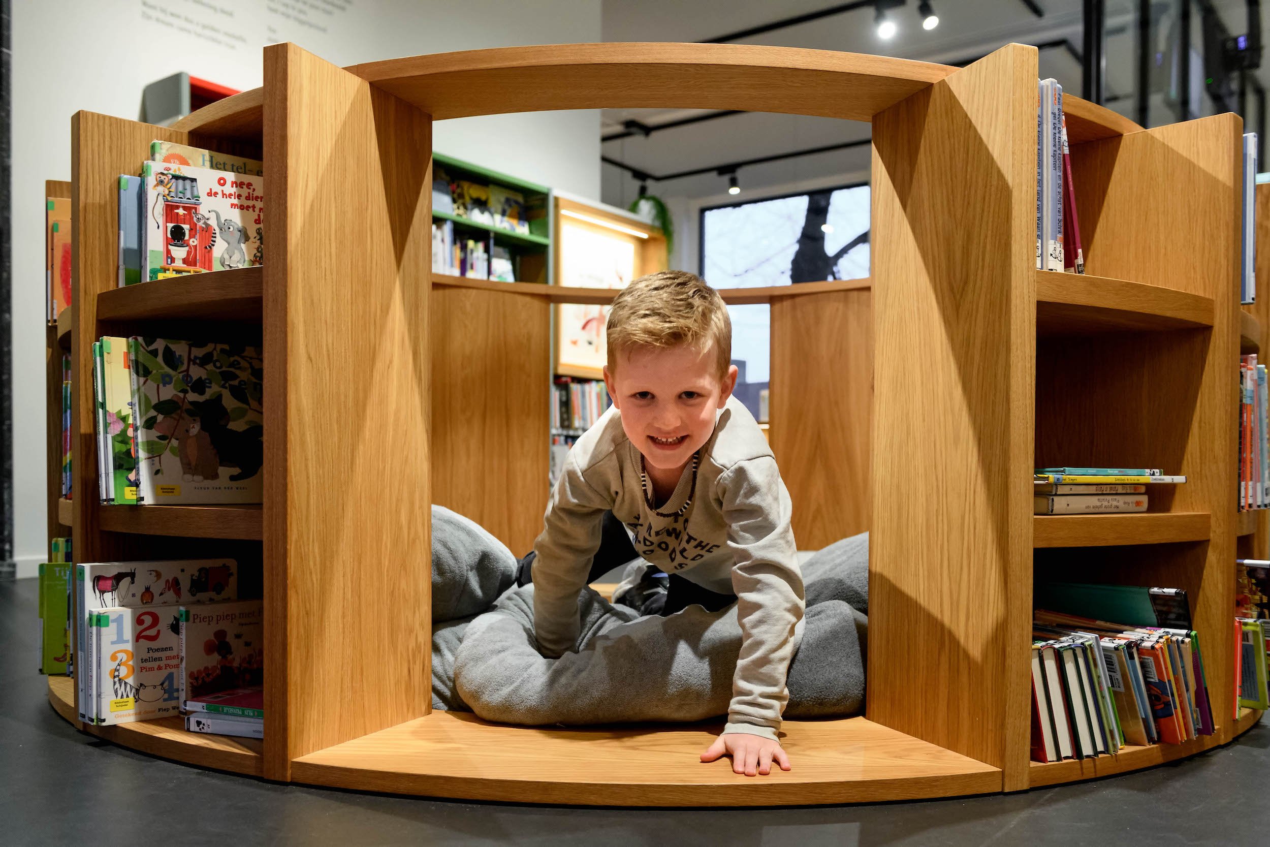 Raadhuis Schijndel_21-library-playing-children-area-reading-nest-custom-interior-spatial-exhibition-design-designwolf.jpg
