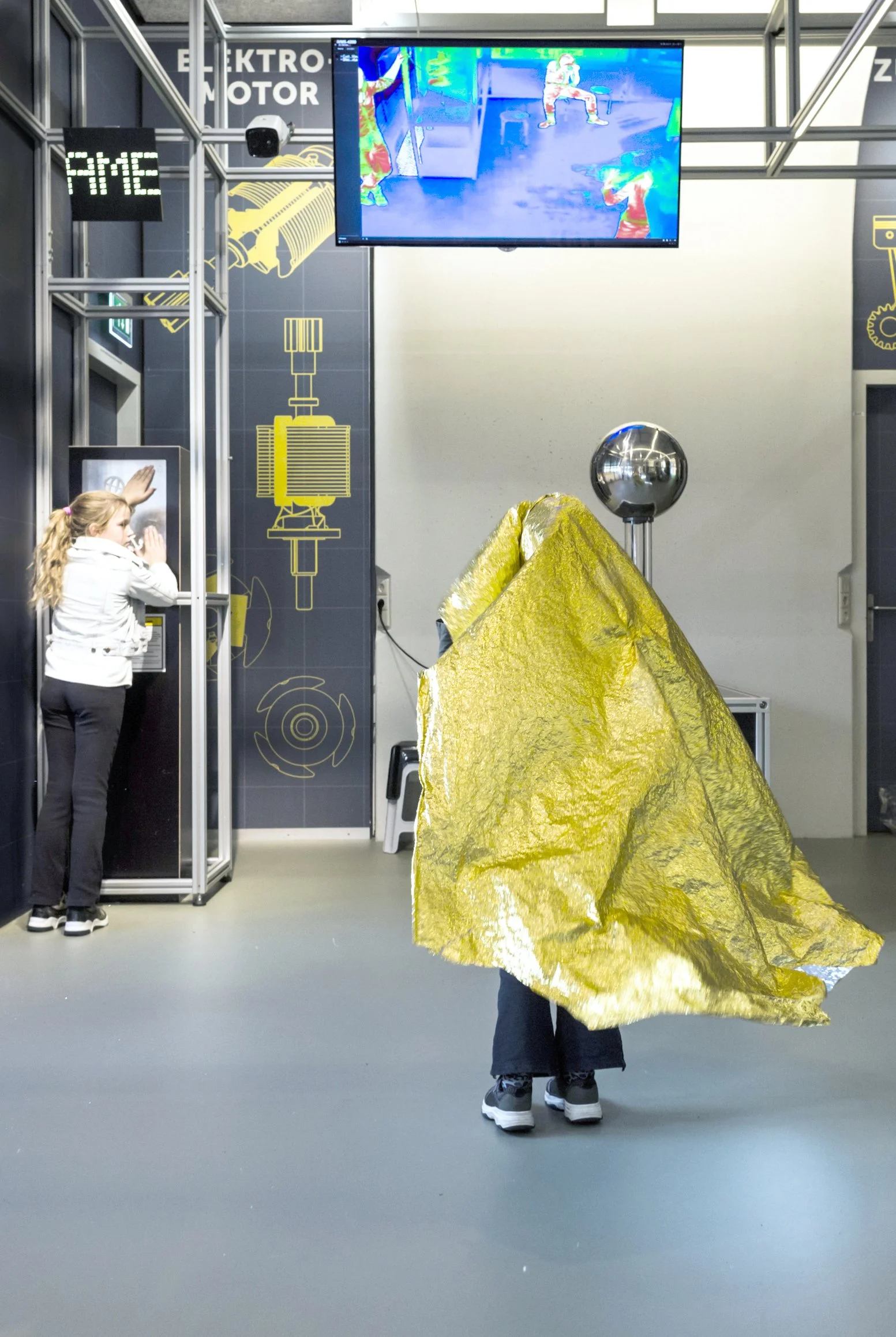 2021-Museon-Discoverlab (13 van 22)-heat-insulation-blanket-interactive-exhibit-exhibition-design-designwolf.jpg
