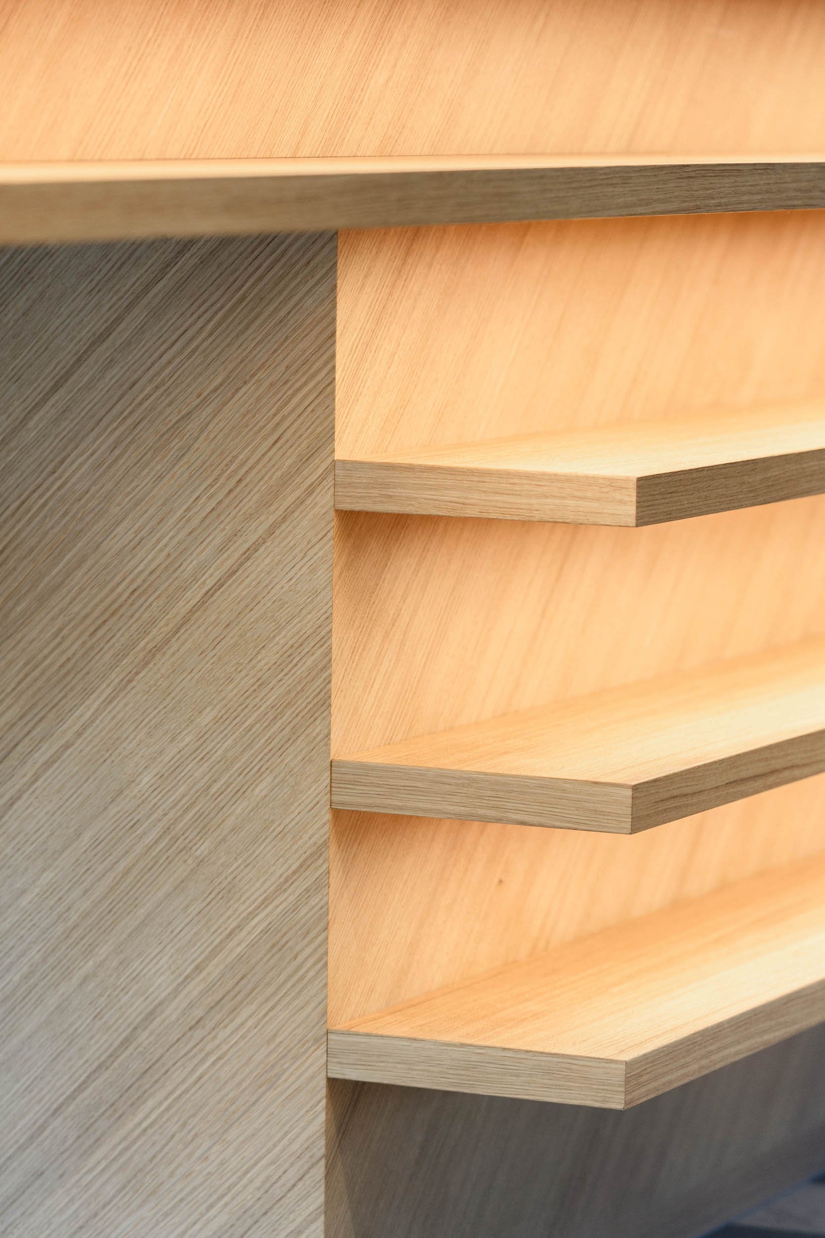 Raadhuis Schijndel_06-library-reception-desk-furniture-oak-wood-grain-diagonal-led-spatial-exhibition-design-designwolf.jpg