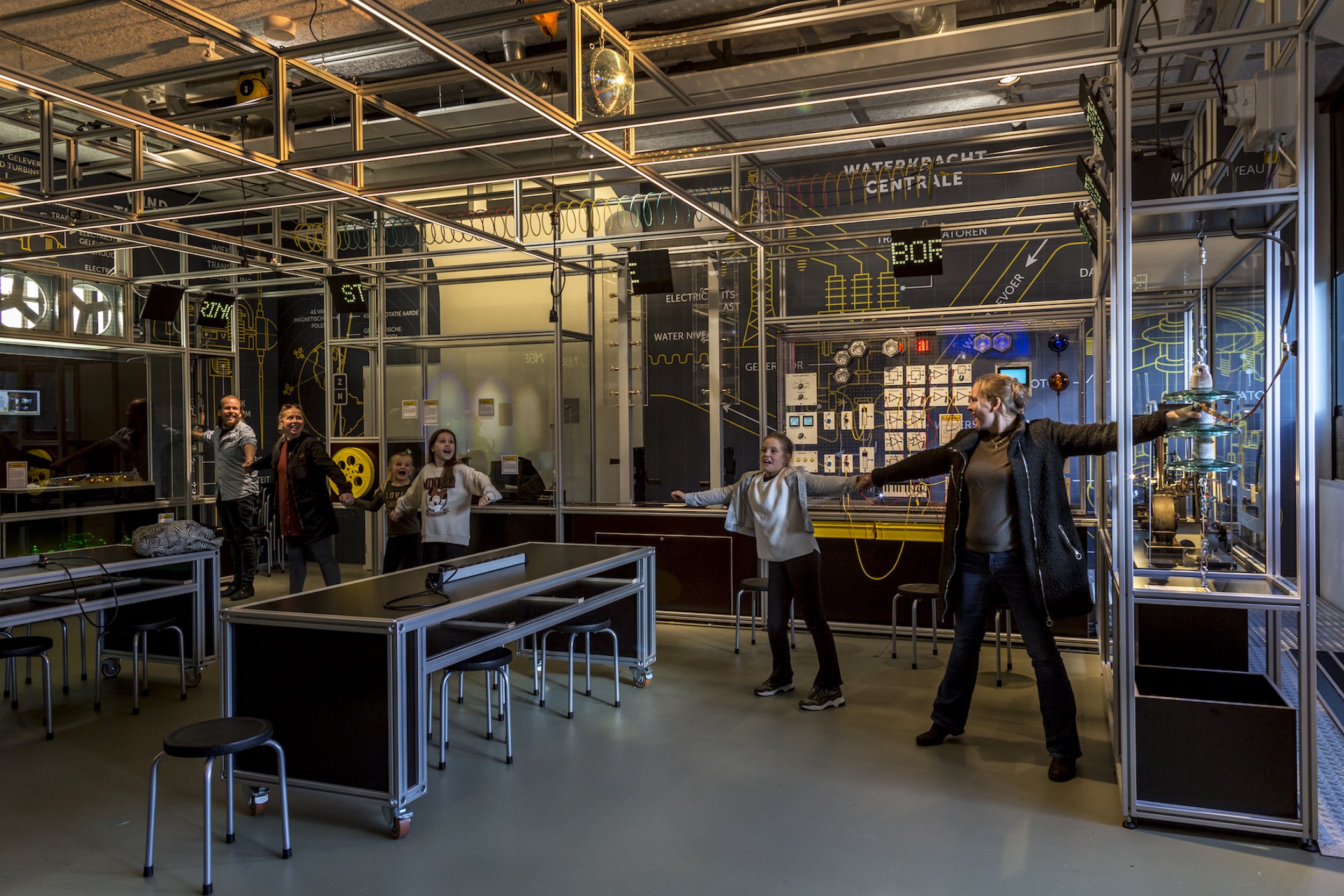 2021-Museon-Discoverlab (12 van 30)-workshop-electric-circuit-interactive-exhibition-design-designwolf.jpg