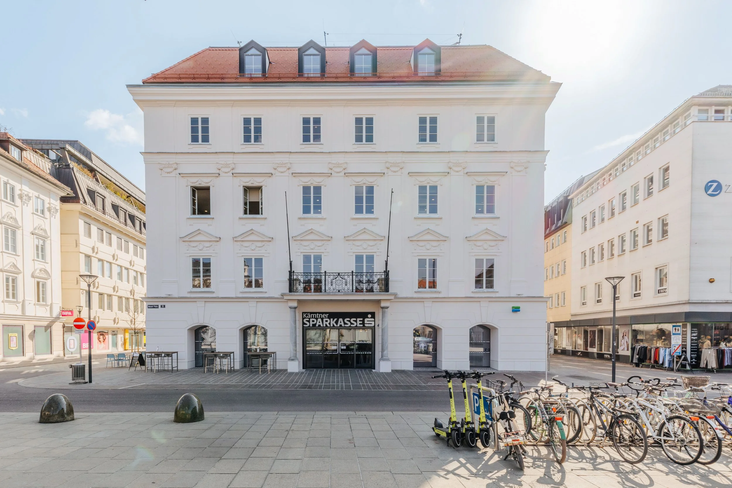 Außenansicht der Kärntner Sparkasse von Daniel Waschnig Photography
