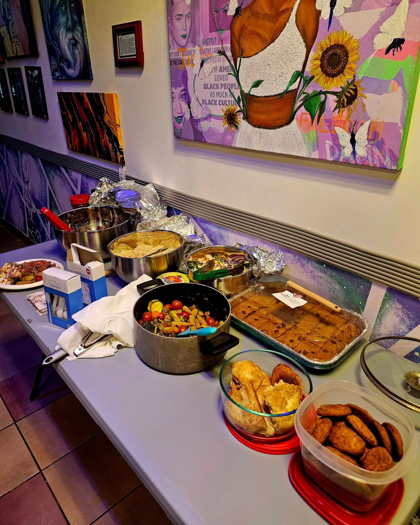 getting cozy 😌 

we've got an event every day this week 💚

join us Monday for art night &amp; potluck at 6PM 🎨

Tuesday at 7PM for plantaholics anonymous with the Commonly Overlooked fam 🌱

Wednesday at 6PM for empanadas &amp; game delivered by C