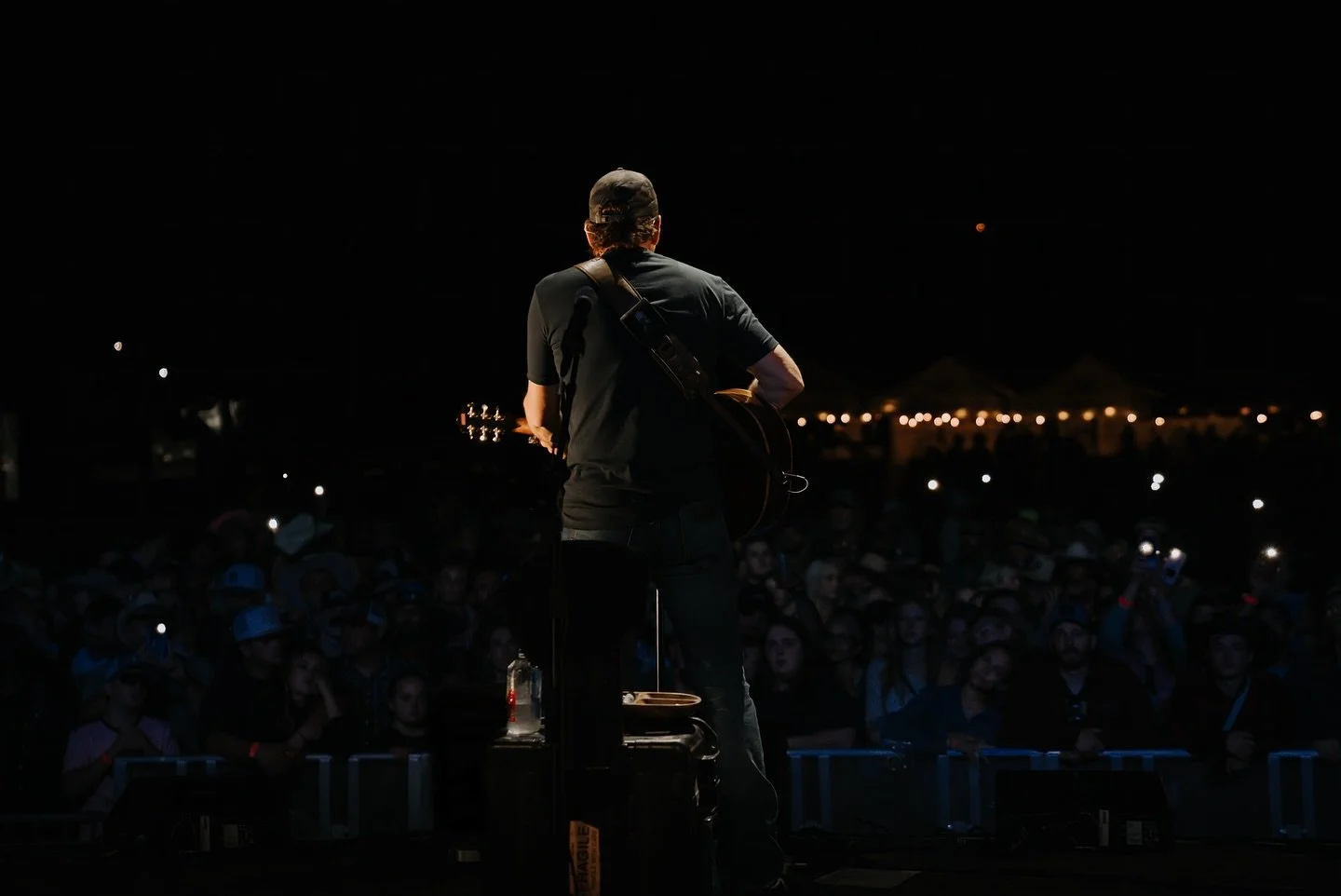 Capturing these moments is what we do best&mdash;bringing the energy of the stage and the connection with the audience to life. 🎥 #RodneyAtkins #ConcertVibes #StageMagic

#HazelOliverCreative #LiveEventPhotography #ConcertProduction #MusicIndustry #