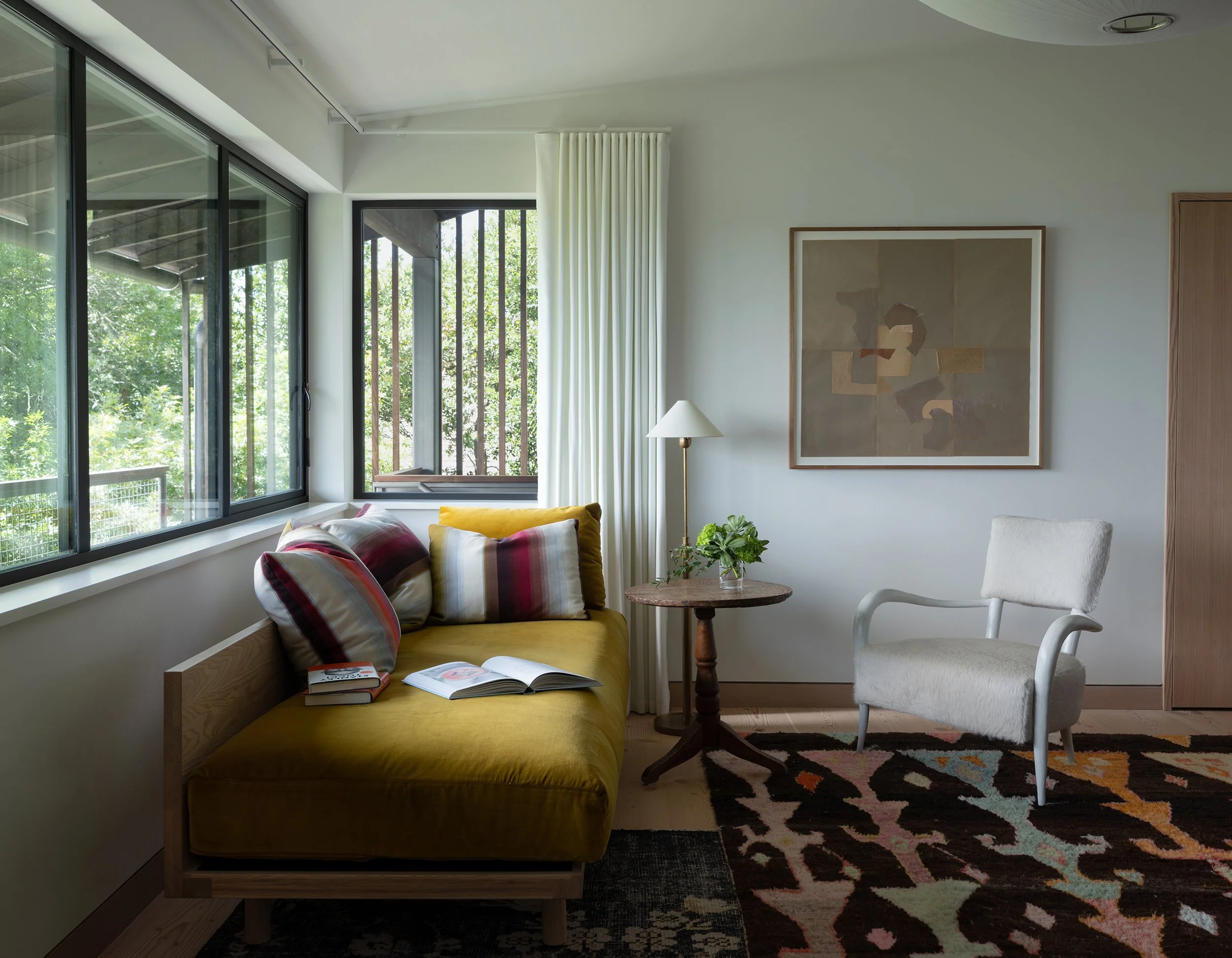 3_WestLakeHills_Phoenix_Cuppett Kilpatrick Architecture and Interior Design_austin-tx-reading-daybed-large-windows.jpg