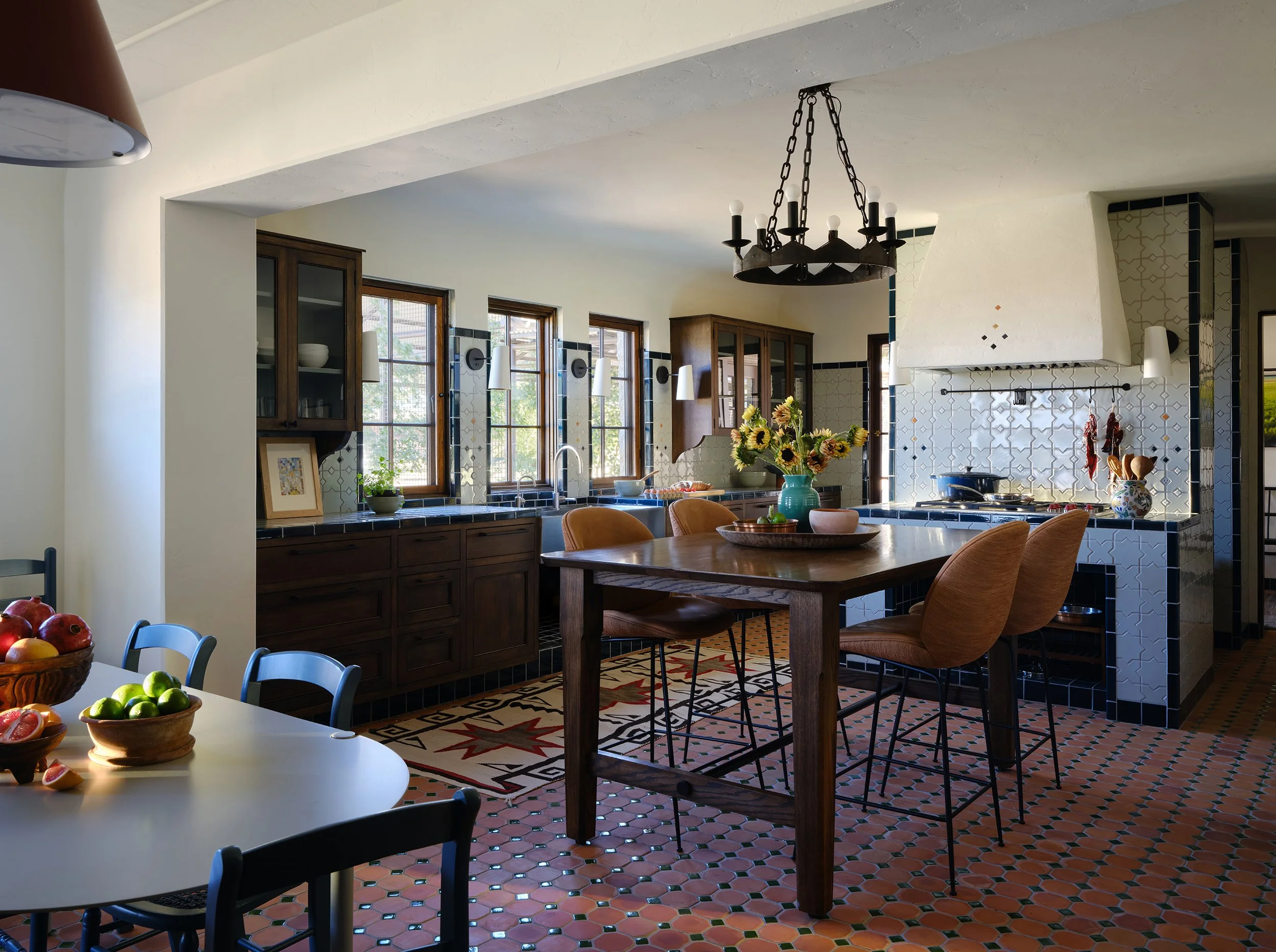 13_Texas Ranch House_Cuppett Kilpatrick Architecture and Interior Design_Austin Texas_spanish-mexican-colonial-kitchen-saltillo-floor-plaster-walls.jpg