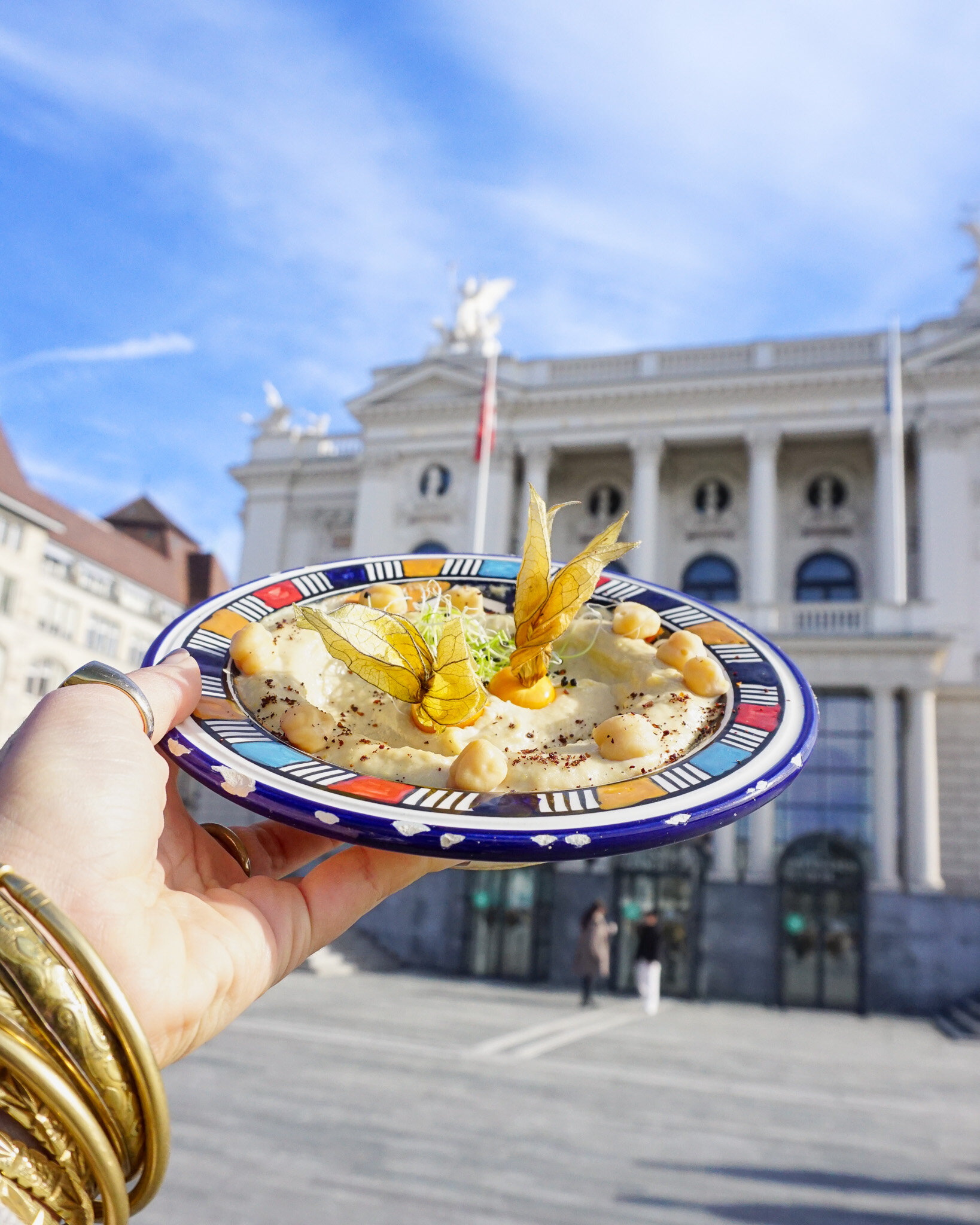 NEU-ER&Ouml;FFNUNG: The Art of Mezze in k&uuml;nstlerischer Atmosph&auml;re Bei Moudi am Kunsthaus. Hausgemachter Hummus, libanesisches Geb&auml;ck, erfrischende Drinks und vieles mehr erwarten dich (auch &uuml;ber Ostern) &ndash; yallah!

#beimoudi 