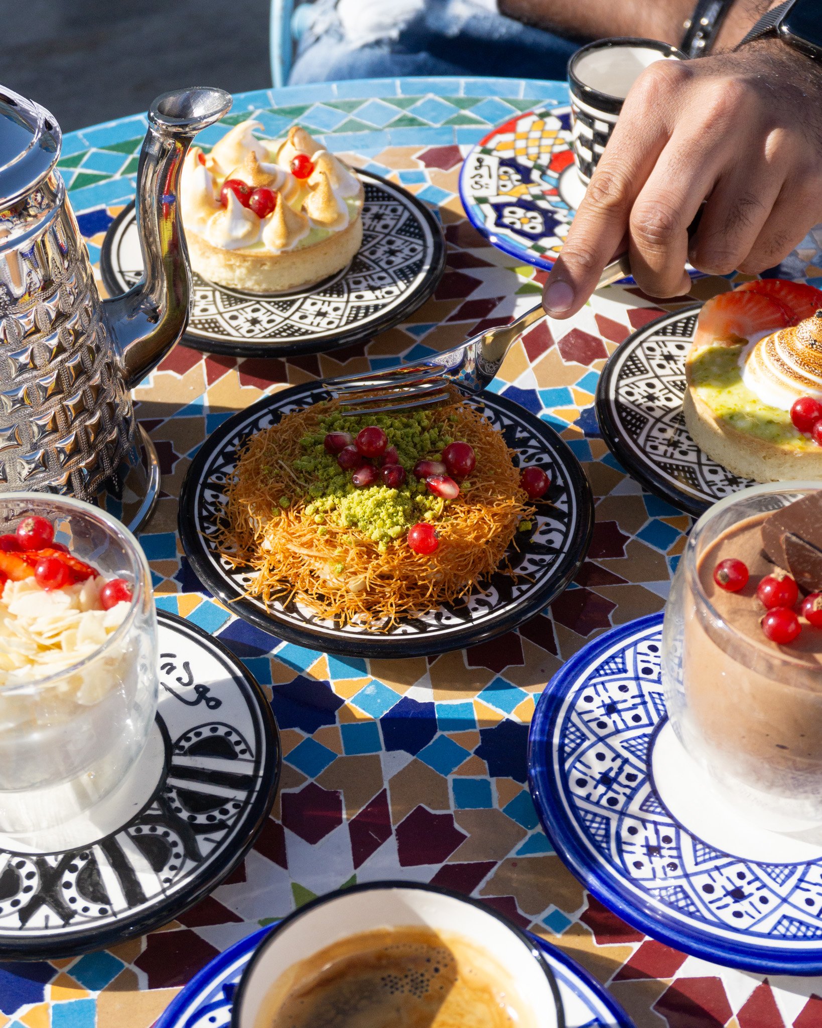Liebe auf den ersten Biss. 💖 Hast du schon unsere hausgemachten Desserts probiert? Von Knafeh bis Kuchen &ndash; da ist f&uuml;r alle etwas dabei. 😋

#beimoudi #kunsthauszurich #mezzezurich #zurich #zurichcity #knafeh #kaffeezurich #cafezurich #zur