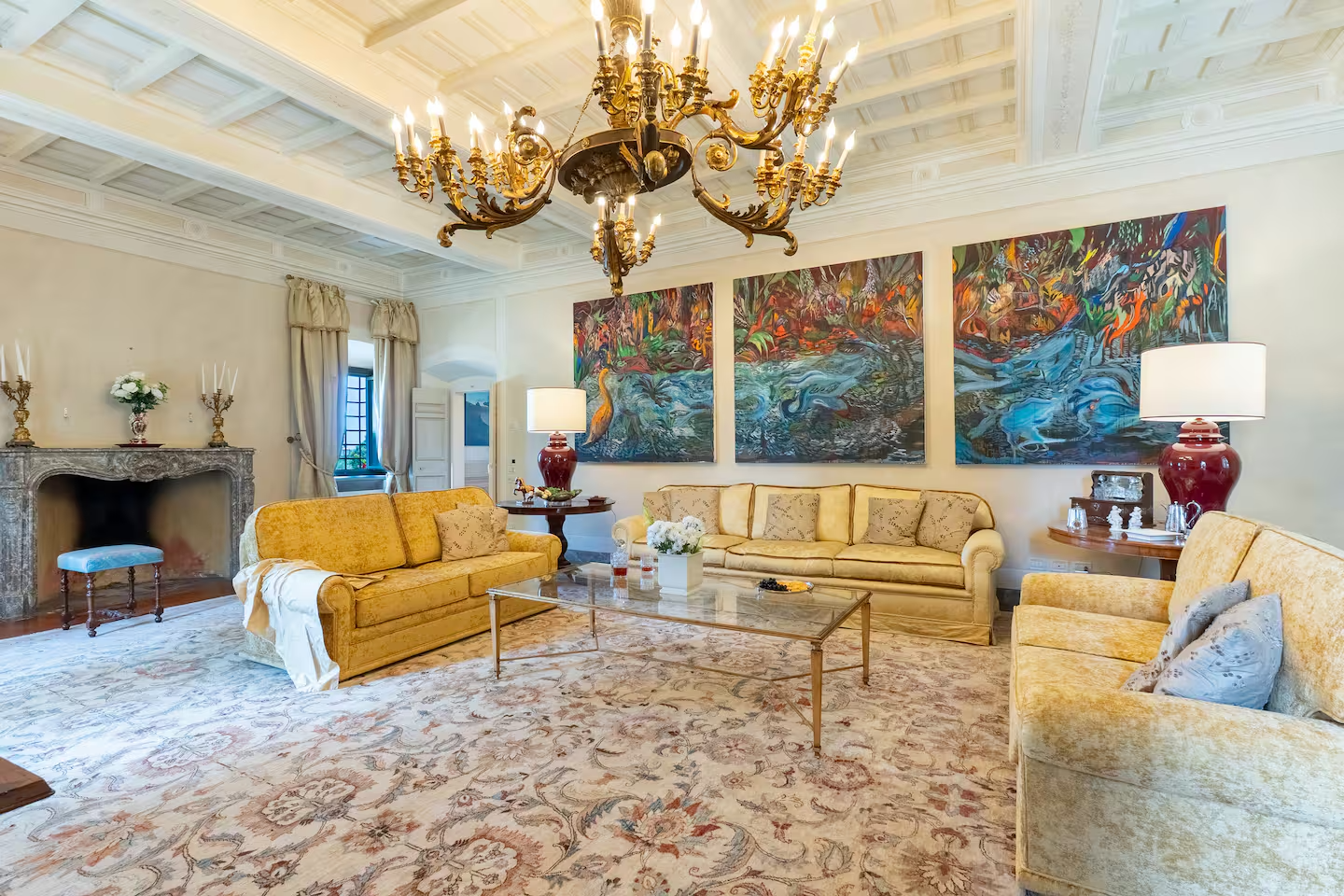 Sala de estar luminosa con muebles modernos y detalles de color elegantes, perfecta para relajarse con estilo.
