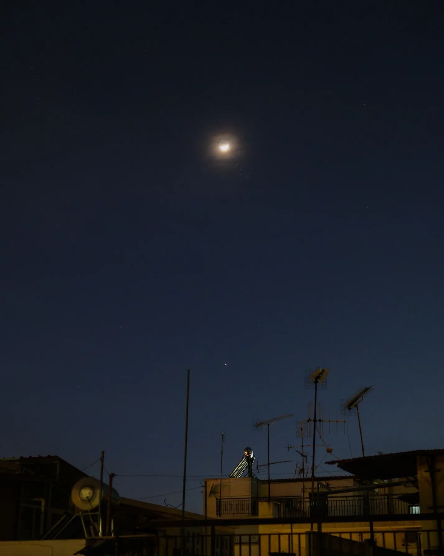 Yesterday, while I was trying to complete some tasks left from my day job, I turned my look outside the window. Except for the ordinary view of the neighbourhood buildings, I saw Jupiter and the Crescent Moon shining with a magnificent glow around it