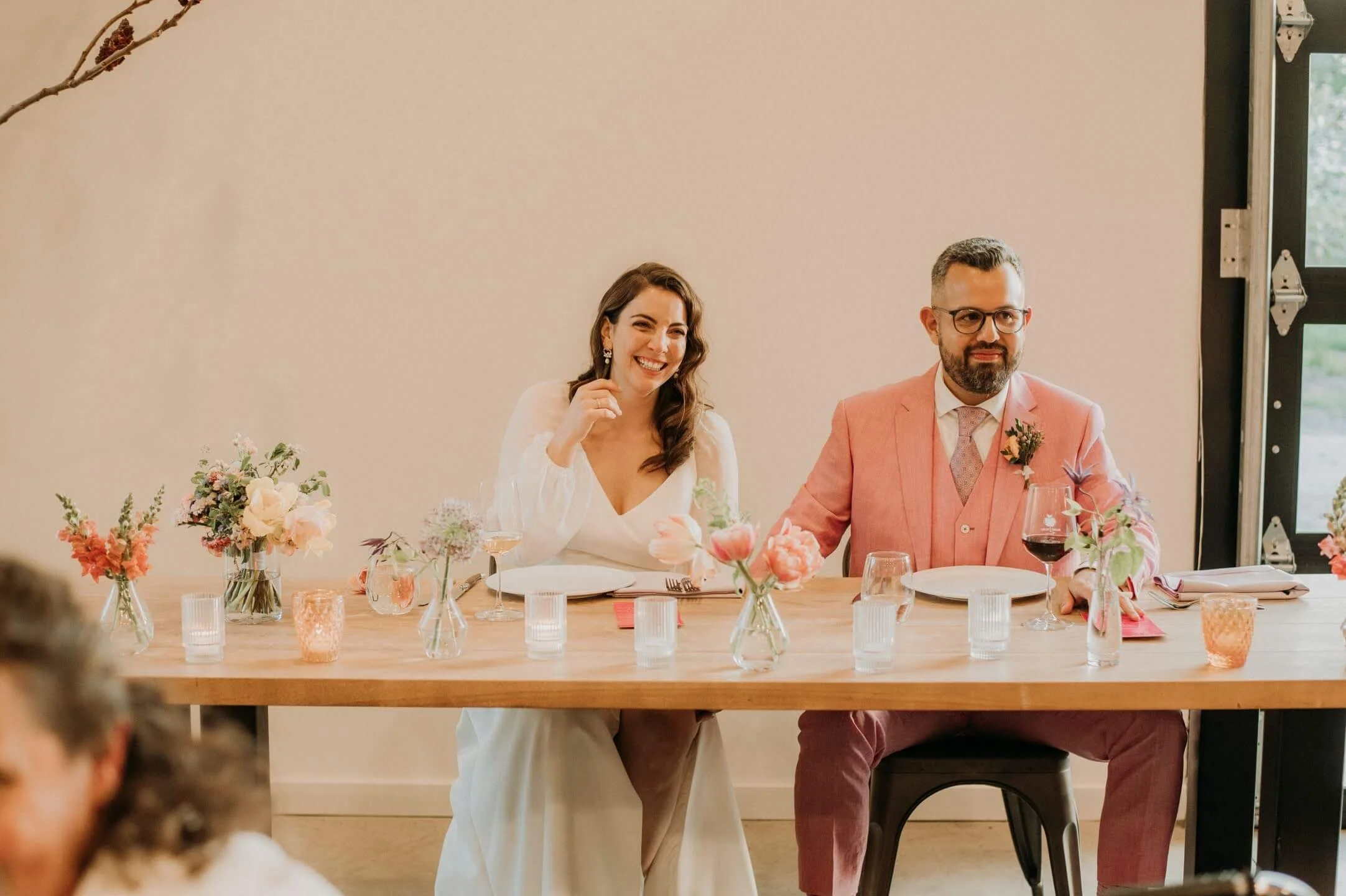 tables-des-mariés-minimaliste-fleurie
