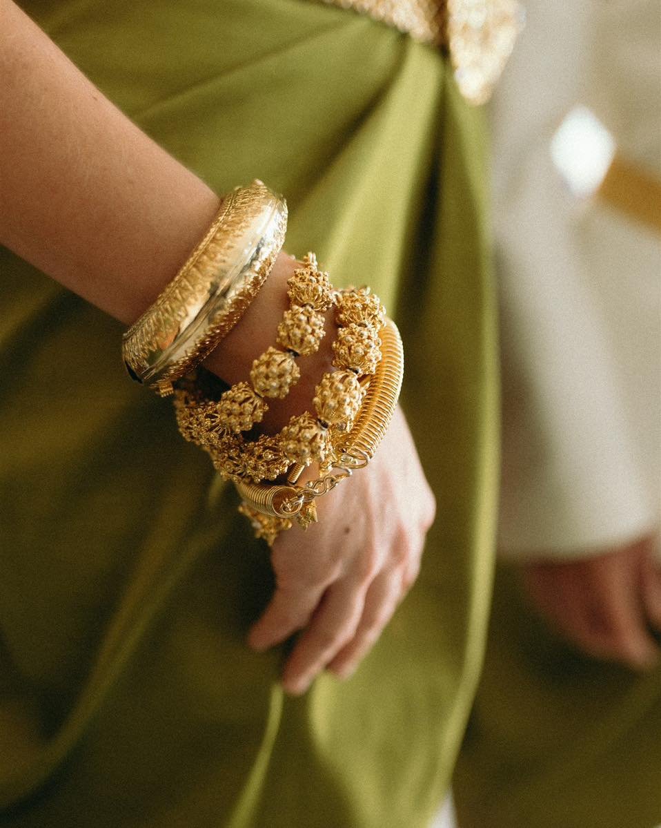 Vous vous demandez comment honorer vos deux cultures sans compromis?

Mariages interculturels, fusions de traditions, c&eacute;l&eacute;brations bilingues &mdash; c&rsquo;est ce qui donne tout son sens &agrave; mon travail.

Rituel cambodgien et c&ea