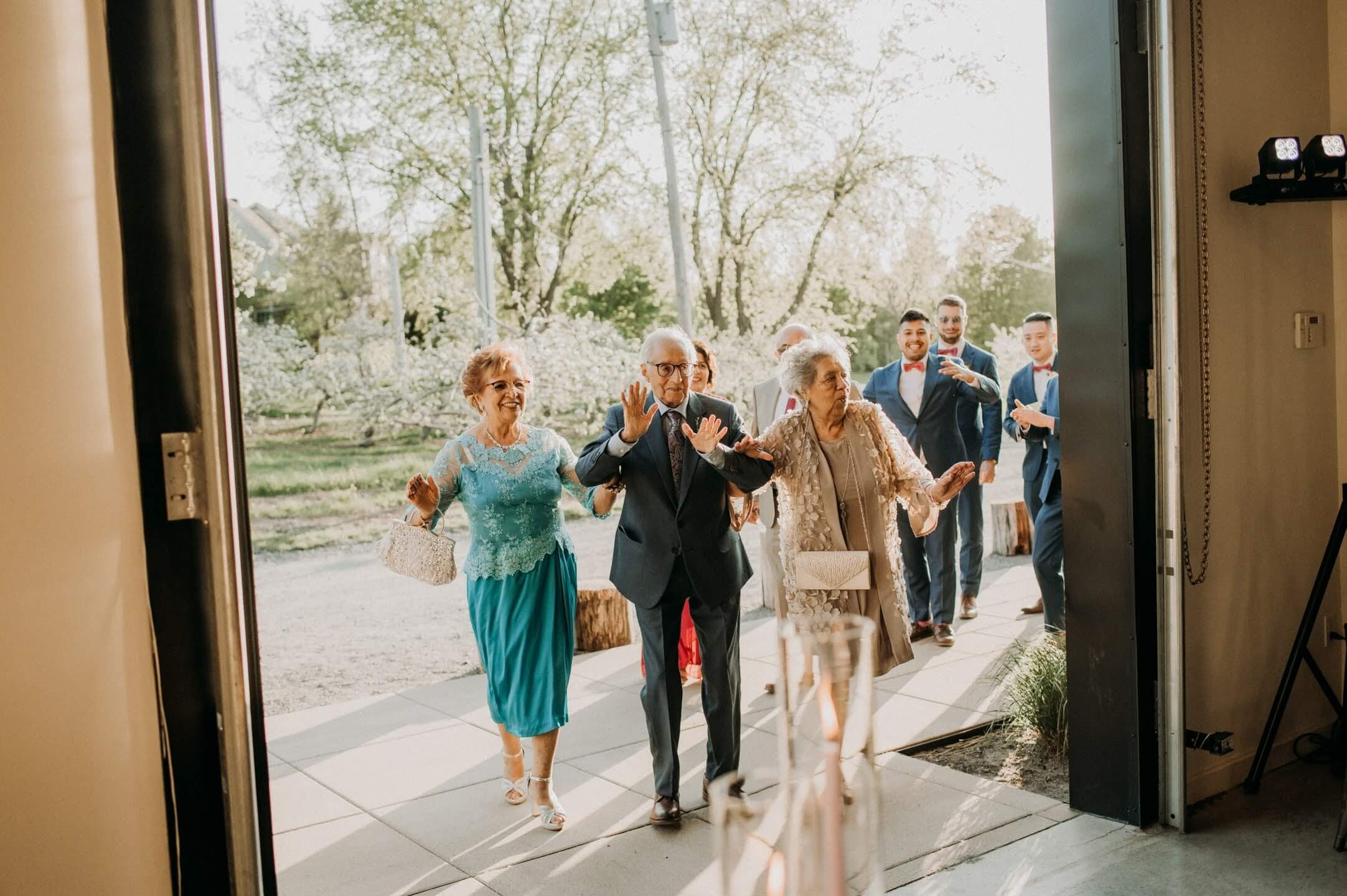 réception-entrée-famille-cortège-salle-maraige