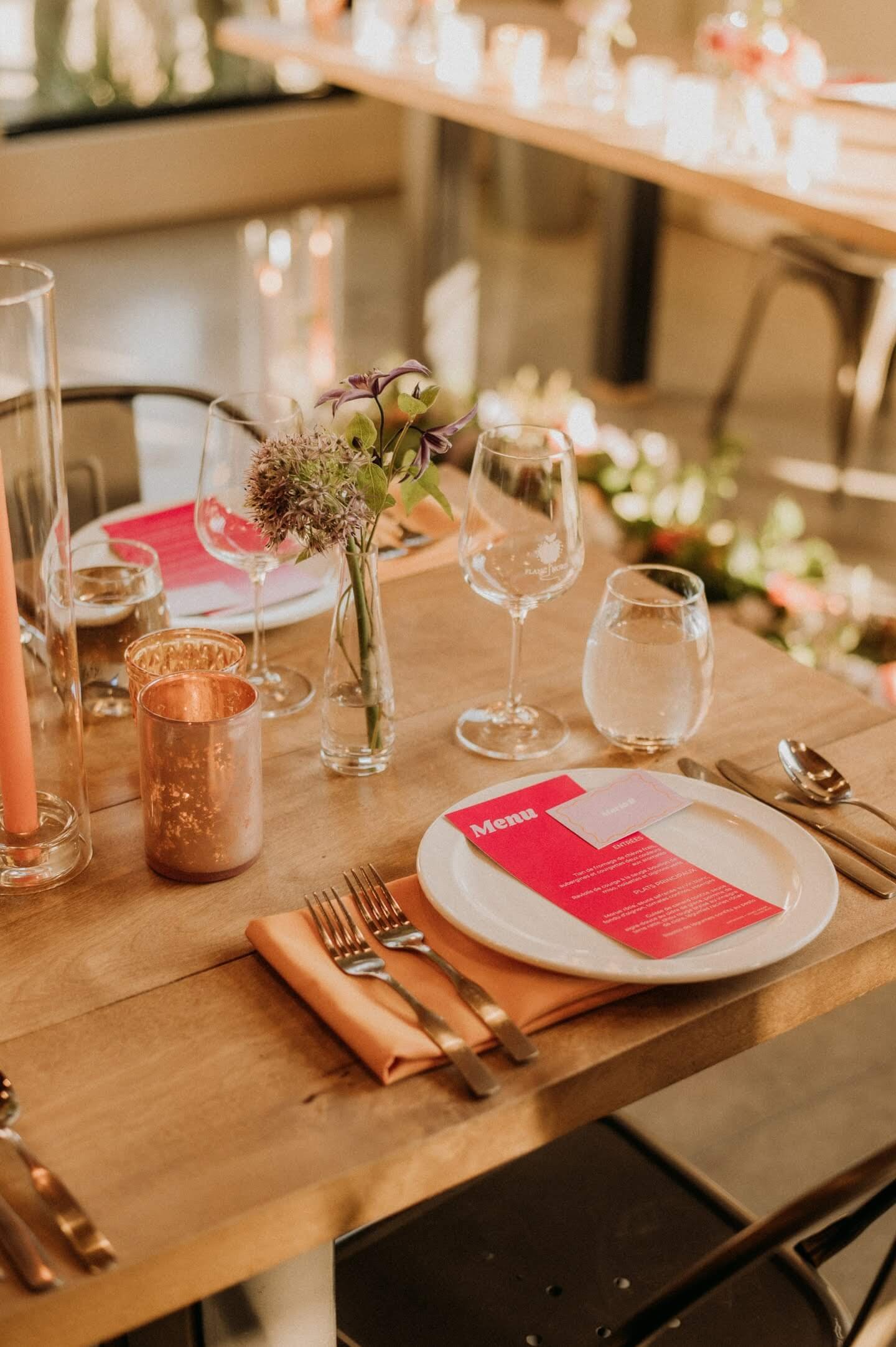 décoration-table-coloré-fushia-pêche-fleurs